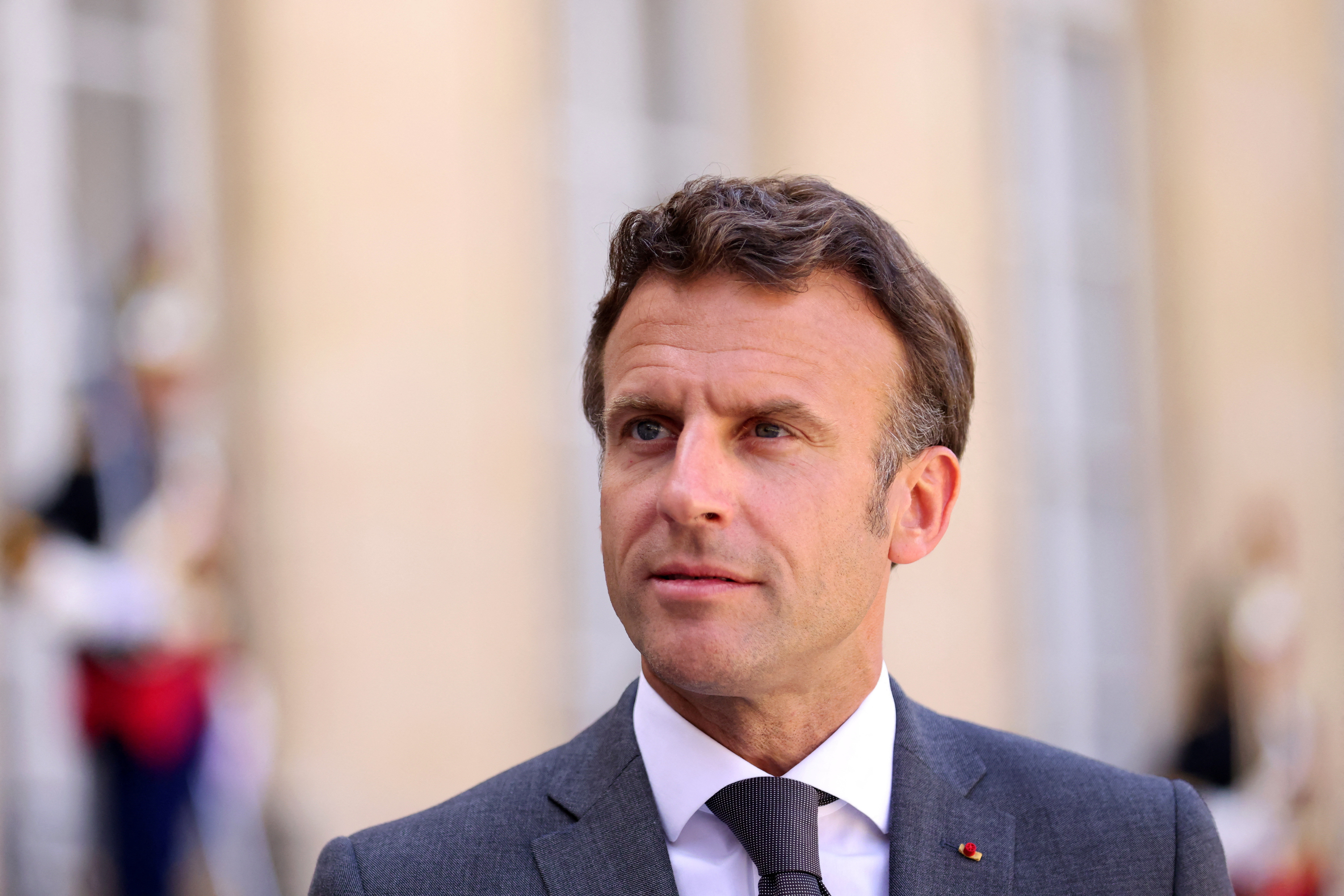 Face à la pénurie d'enseignants, Emmanuel Macron promet un salaire de départ à 2.000 euros nets par mois