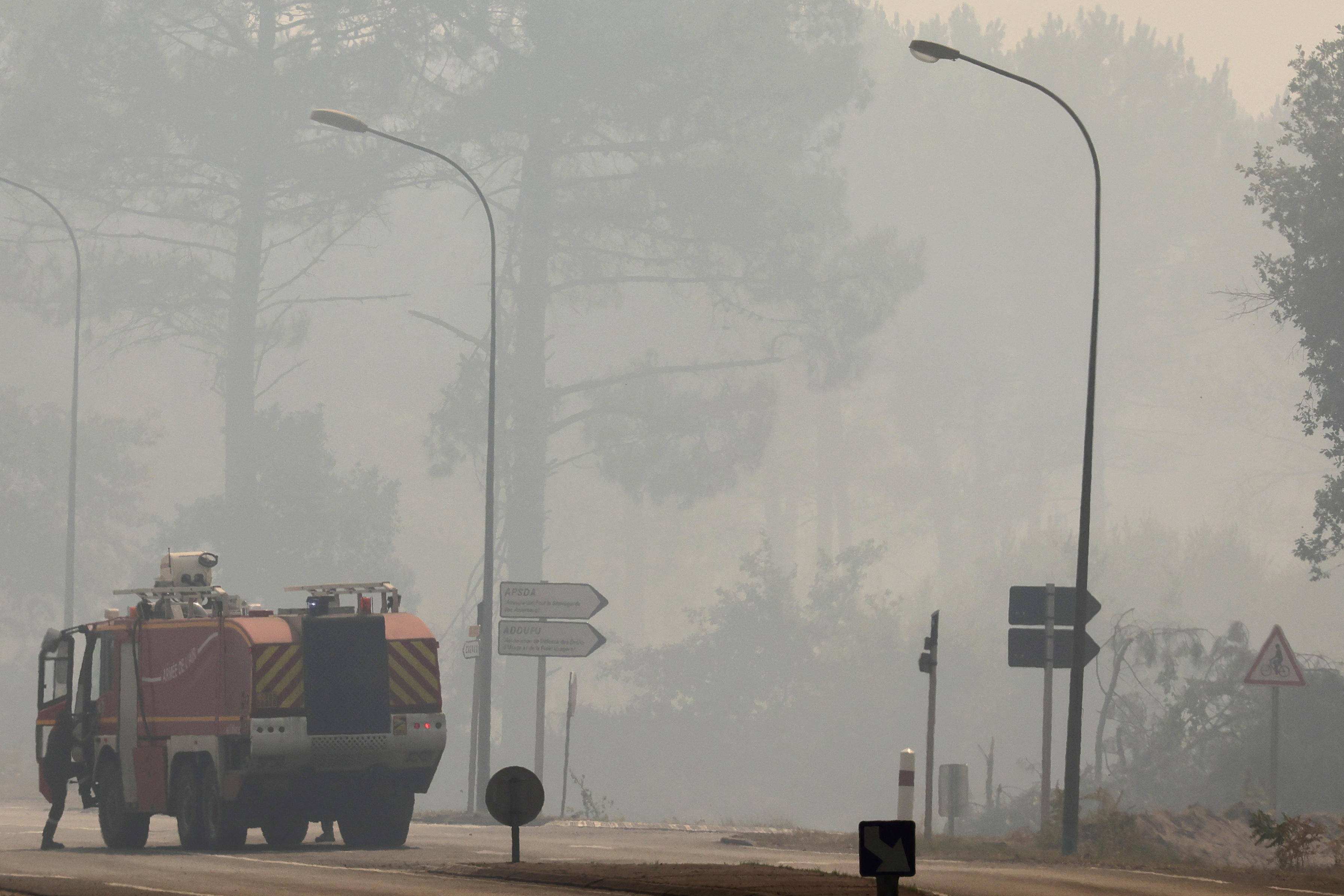 Gironde : les entreprises endommagées par les incendies pourront bénéficier du chômage partiel longue durée, promet l'Etat