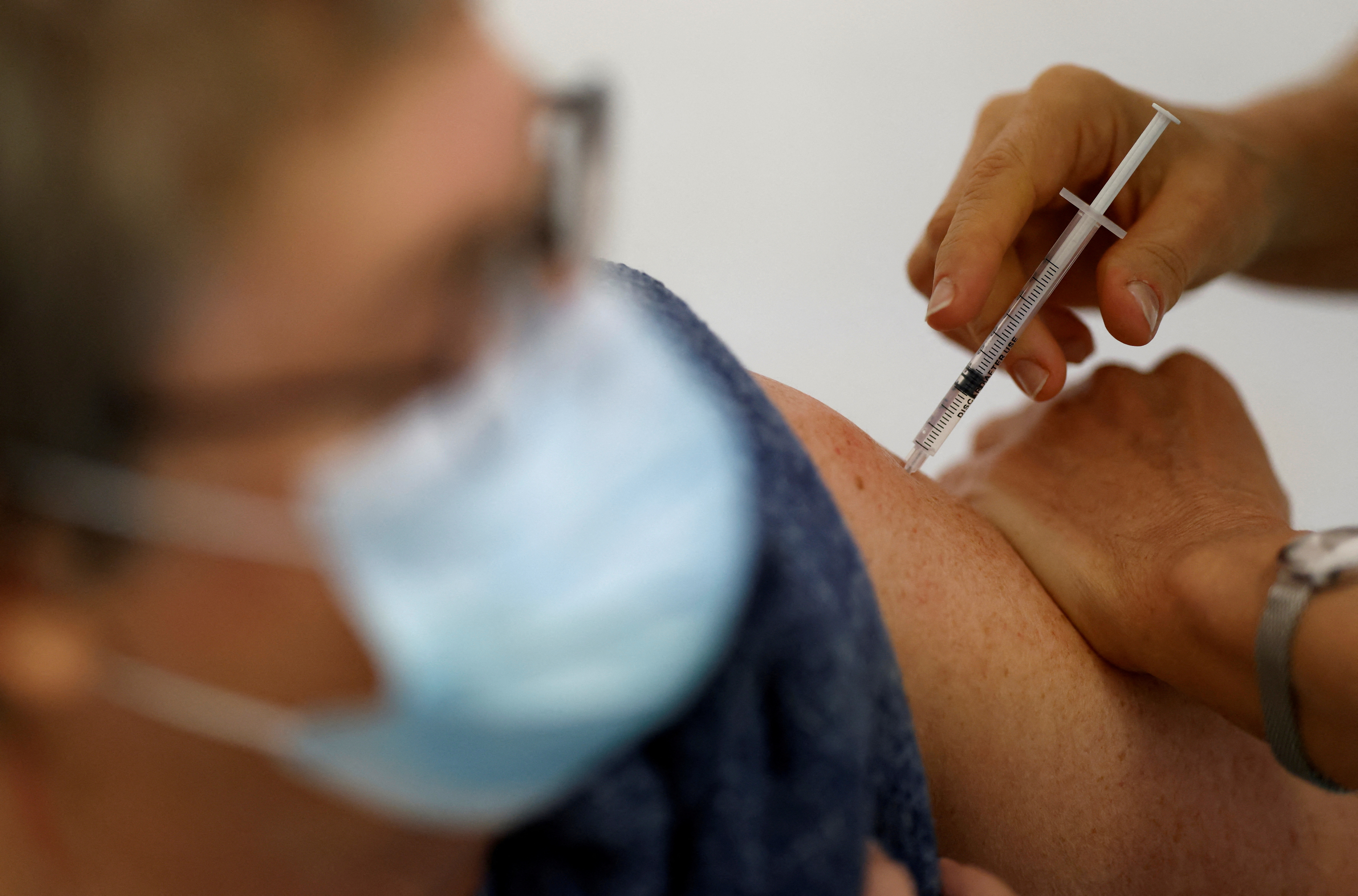 Covid-19 : Le régulateur européen approuve un vaccin de Pfizer qui cible les sous-variants d'Omicron