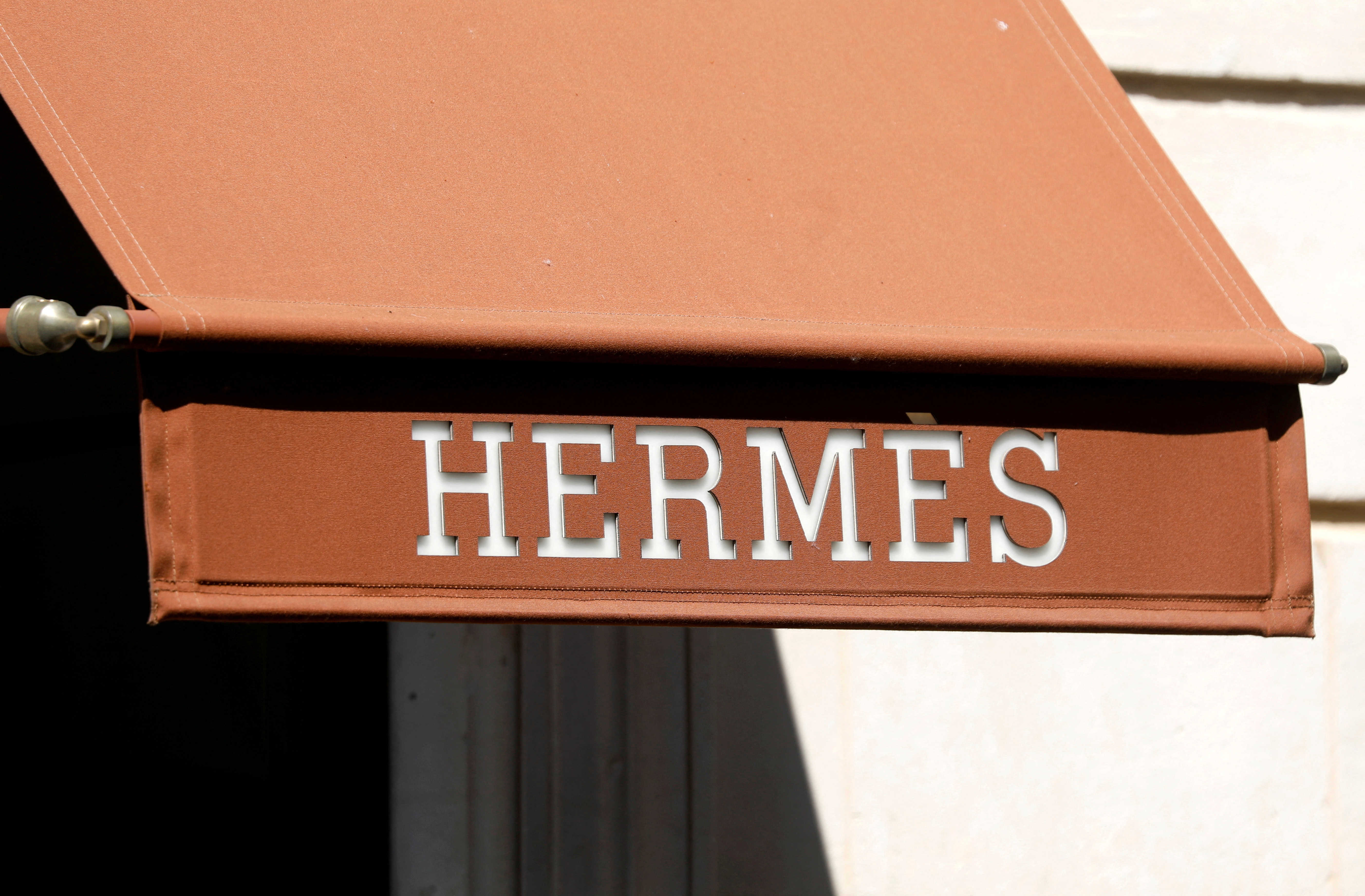 Luxe : après des résultats records, Hermès détrône L'Oréal et devient la deuxième plus grosse valeur de la Bourse de Paris