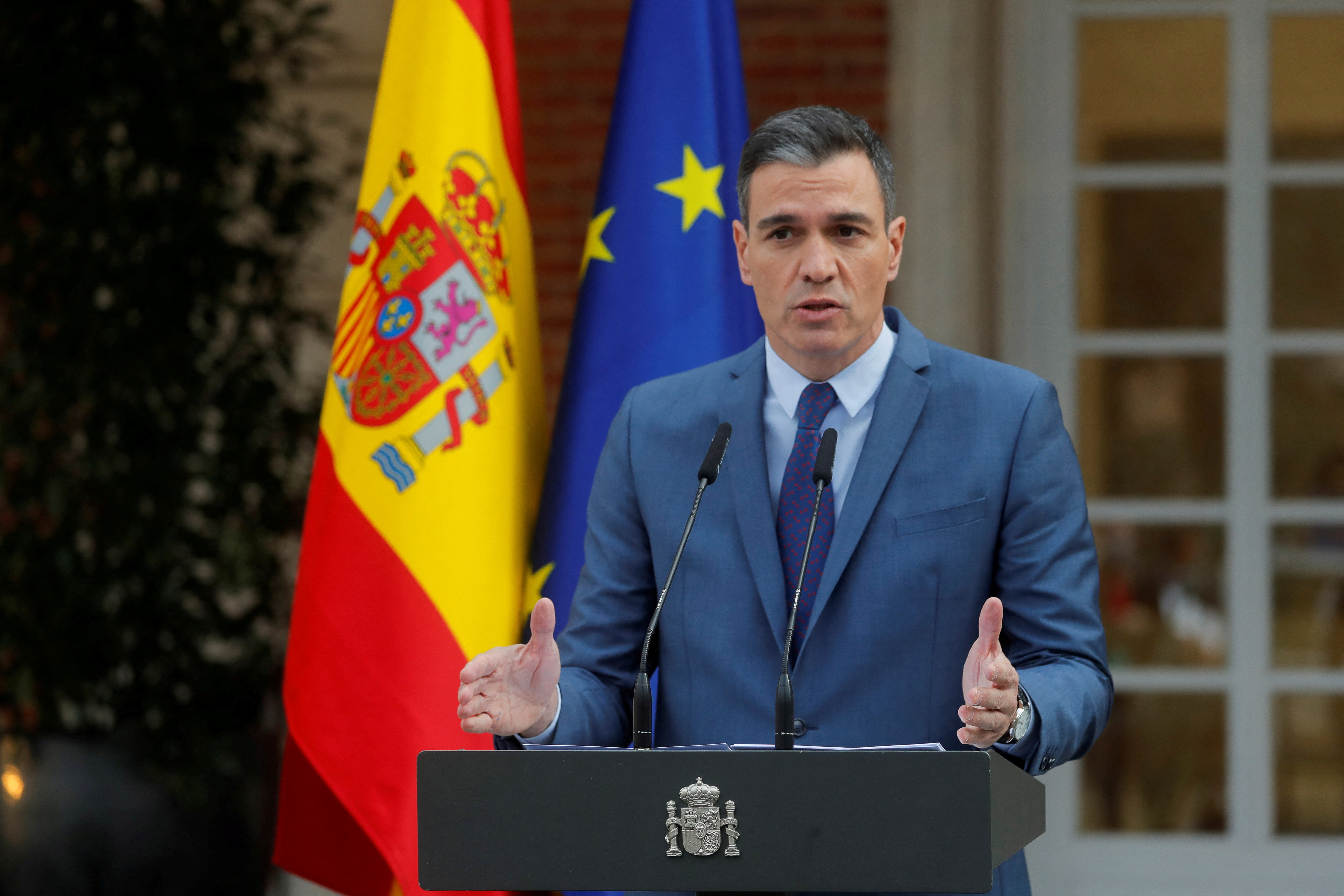 Espagne : le Premier ministre appelle à ne plus porter la cravate pour avoir moins chaud et ne pas utiliser la climatisation