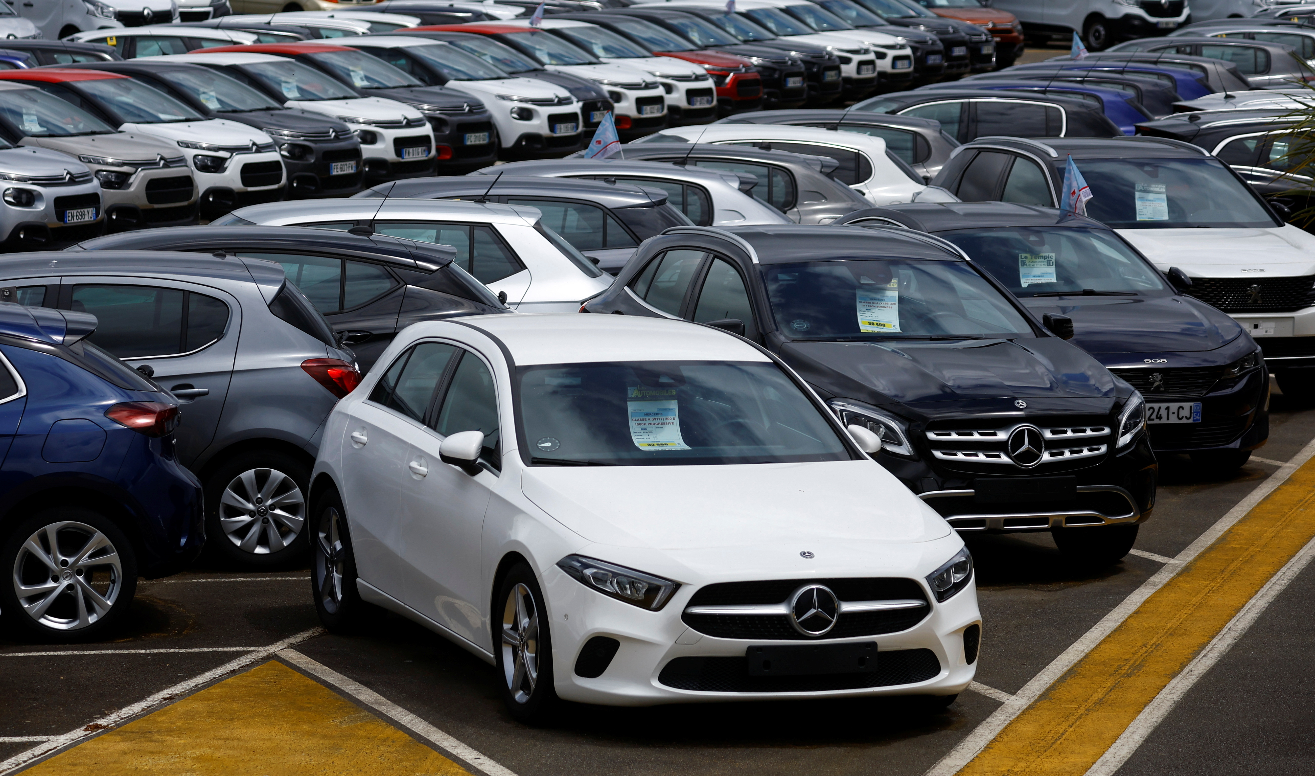 Automobile : les ventes repartent légèrement à la hausse mais restent encore loin des niveaux d'avant-crise