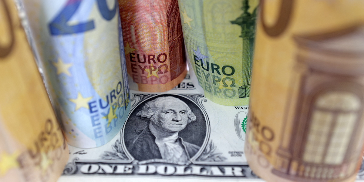La perspective d'une hausse des taux fait passer le dollar au dessus d'un euro