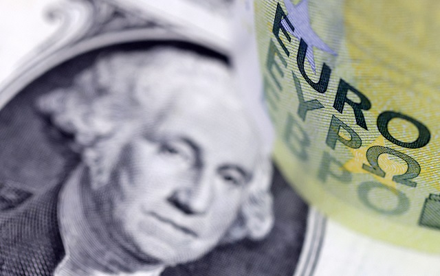 L'euro passe sous les 0,99 dollar, une première depuis 20 ans