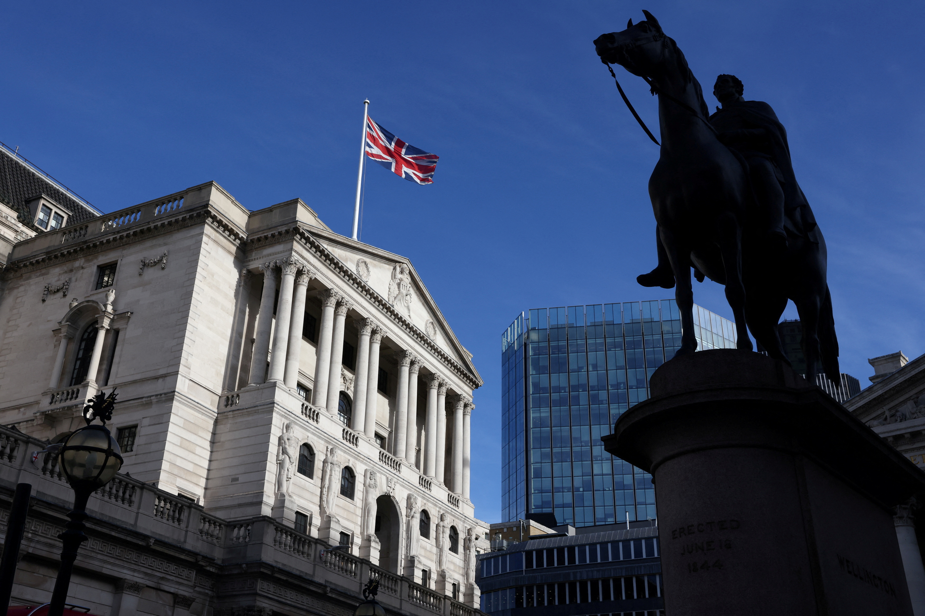 La Banque d'Angleterre va cesser d'acheter de la dette britannique, les taux à 30 ans flambent à nouveau