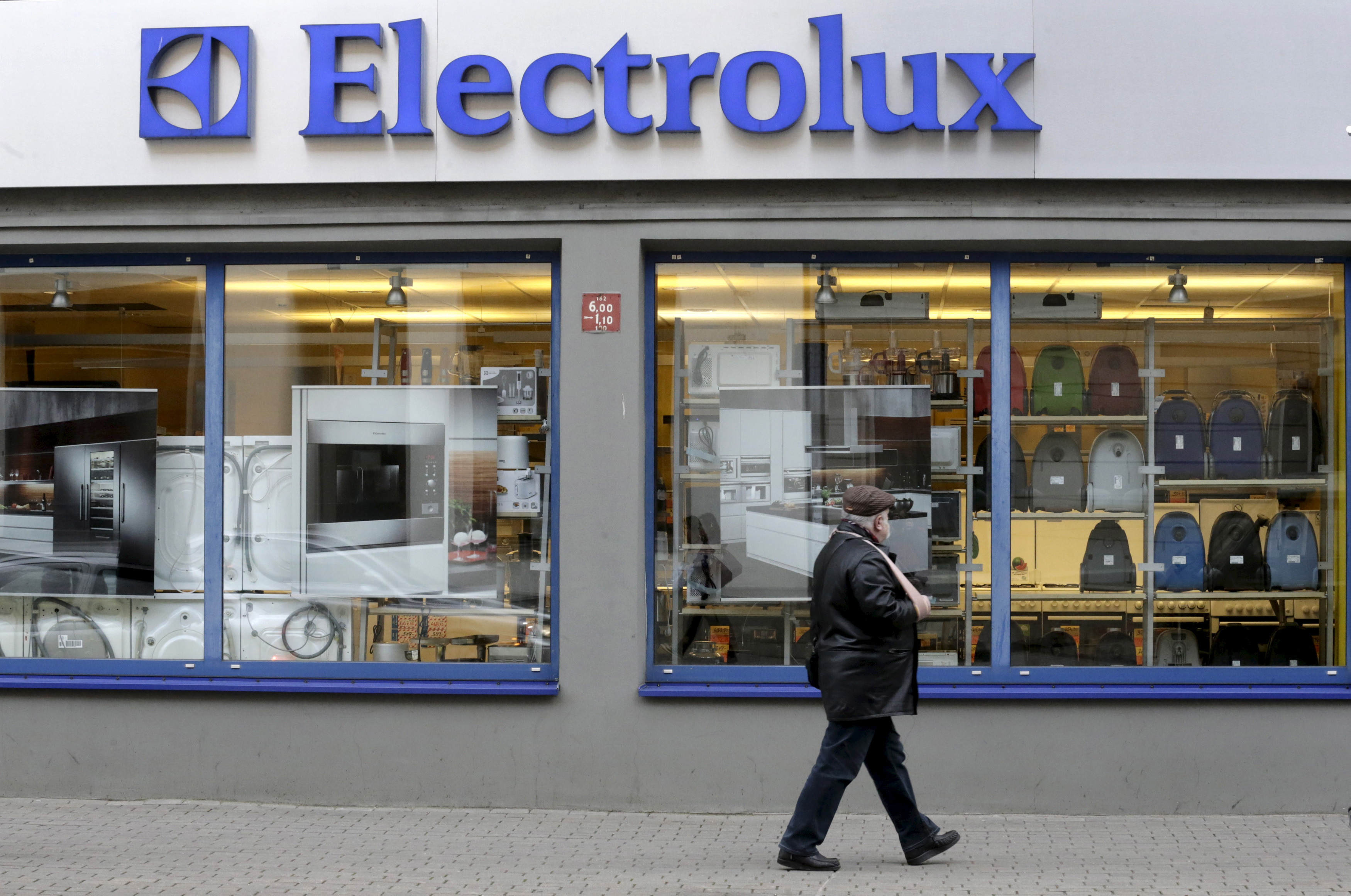 Plombé par ses pertes, le suédois Electrolux prévoit de supprimer 8% de ses postes
