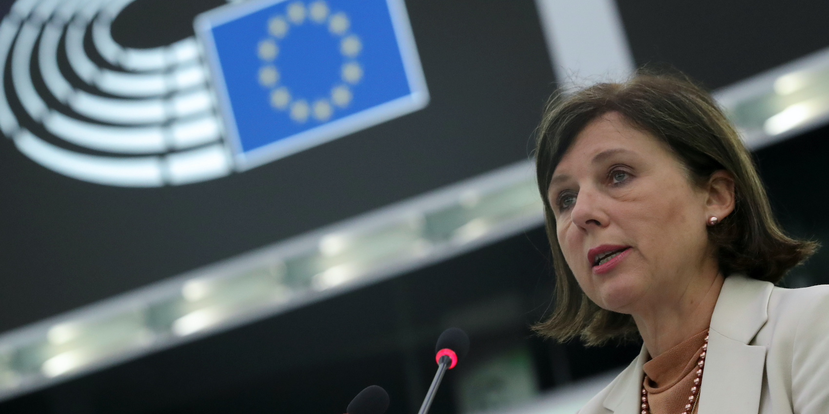 Bruxelles veut protéger les journalistes « de toute ingérence privée ou publique »