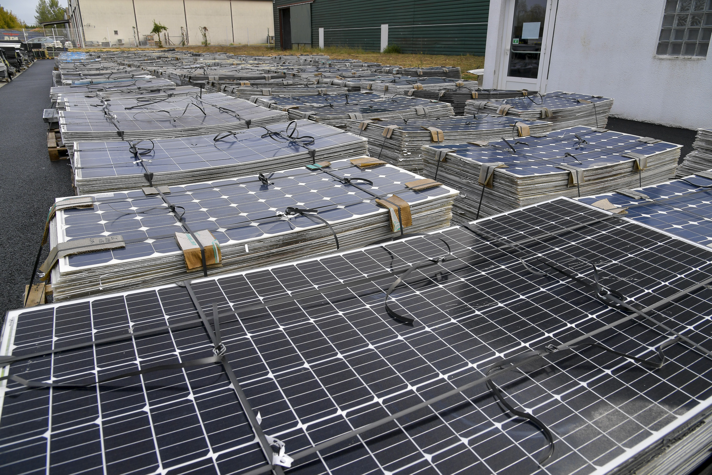Panneaux solaires : un site de réemploi unique en Europe ouvre en Gironde