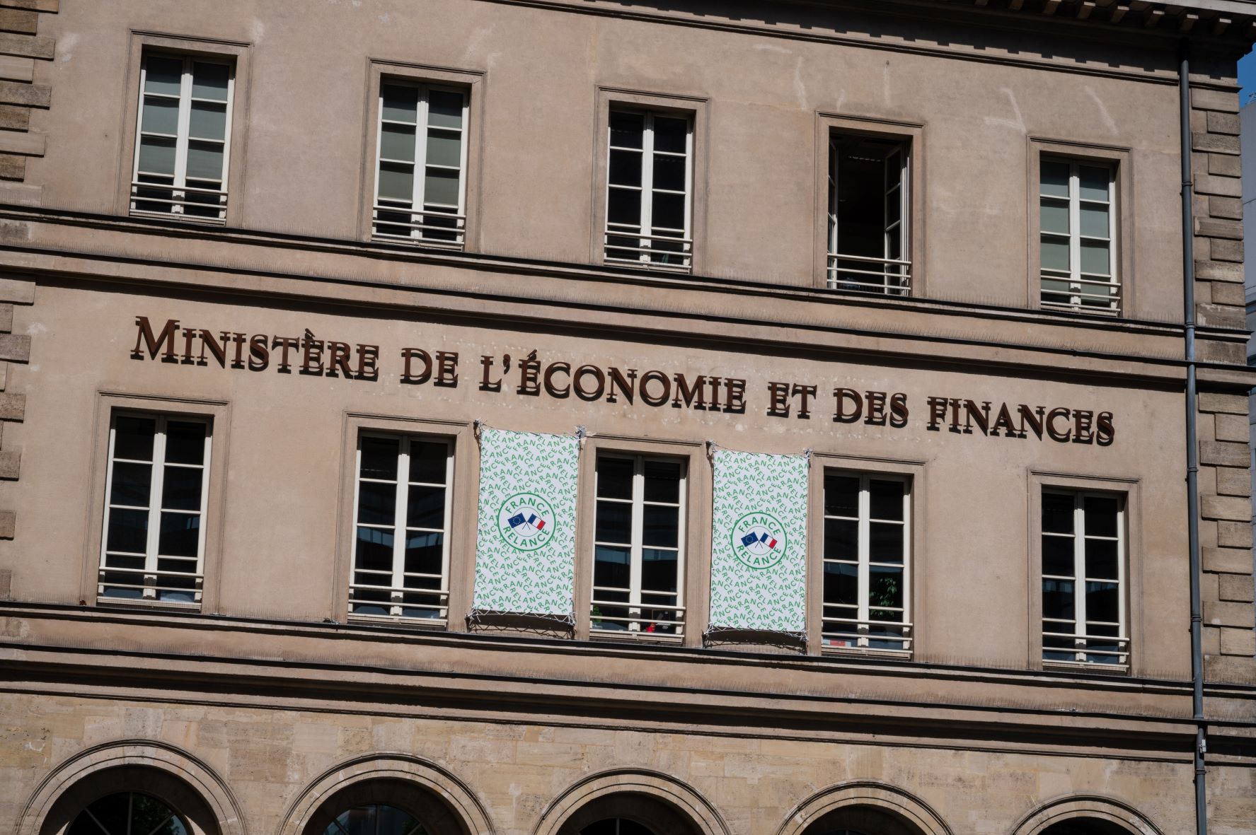 Endettement : la France prévoit de réduire son déficit public à 2,7% du PIB en 2027
