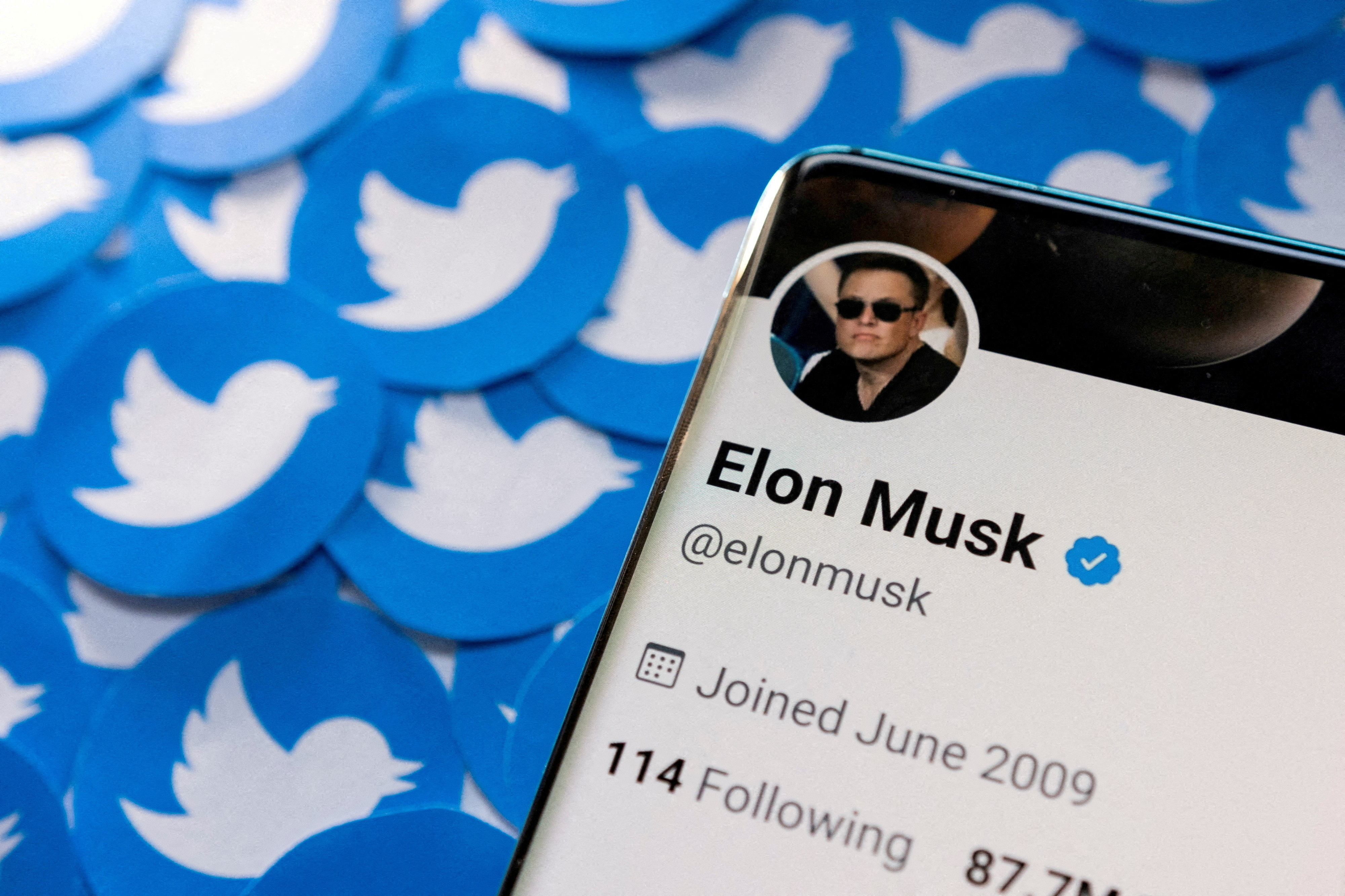 Après six mois de rebondissements, Elon Musk prend enfin la tête de Twitter