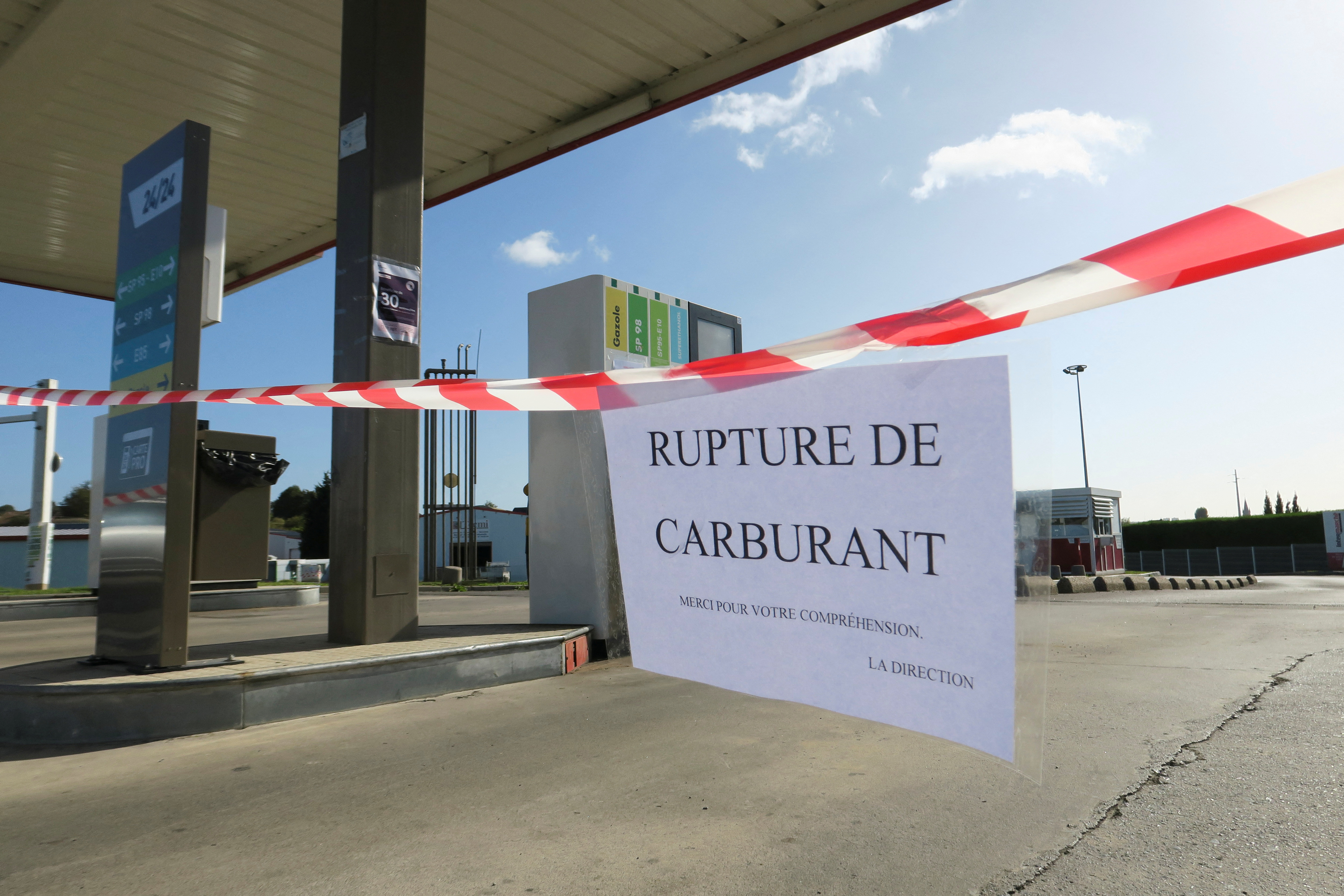 Grèves dans les raffineries : pas de sortie de crise, les Français pris au piège