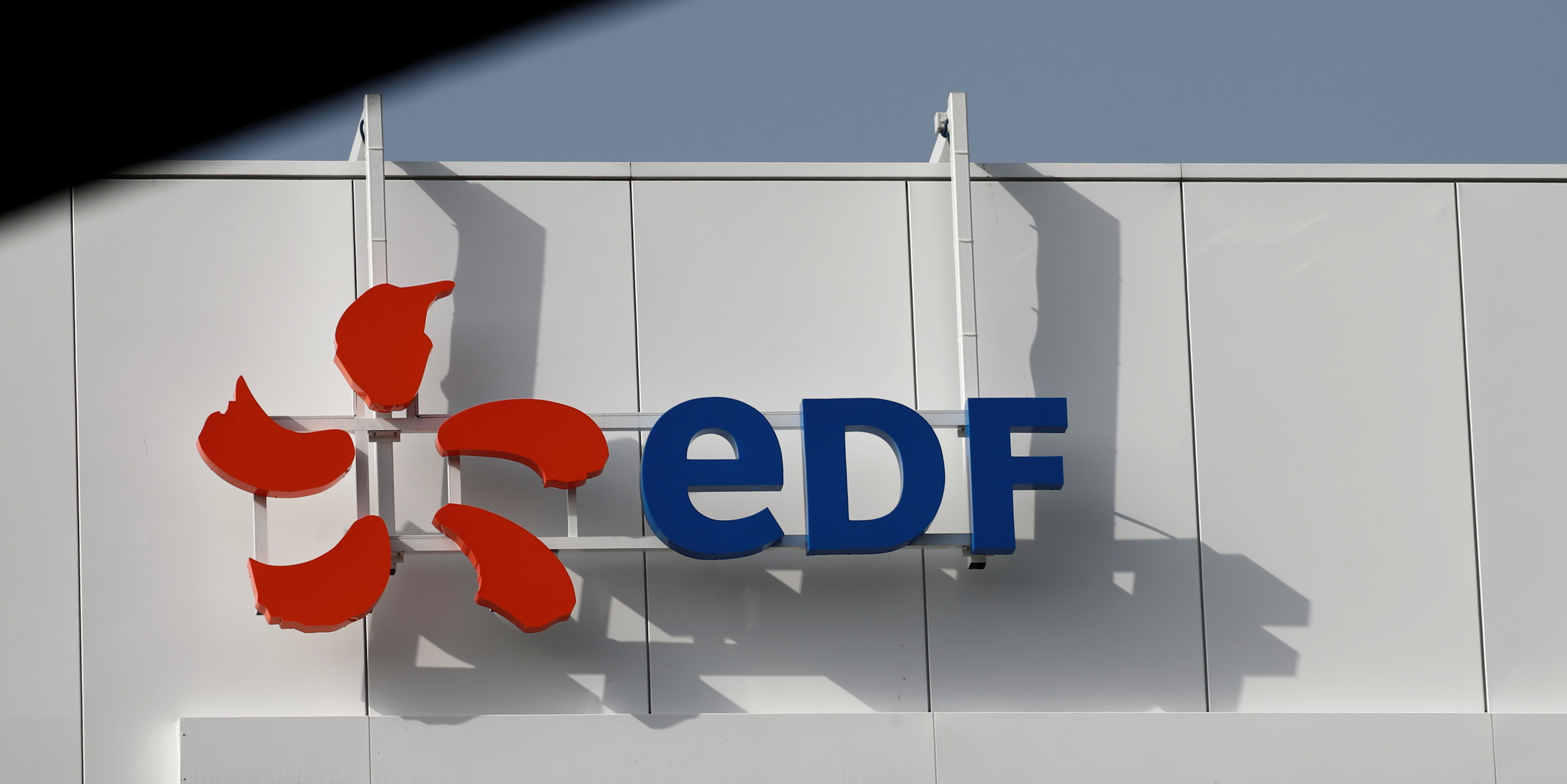 Démantèlement d'EDF : le projet Hercule n'est pas mort affirme un député PS, le gouvernement dément