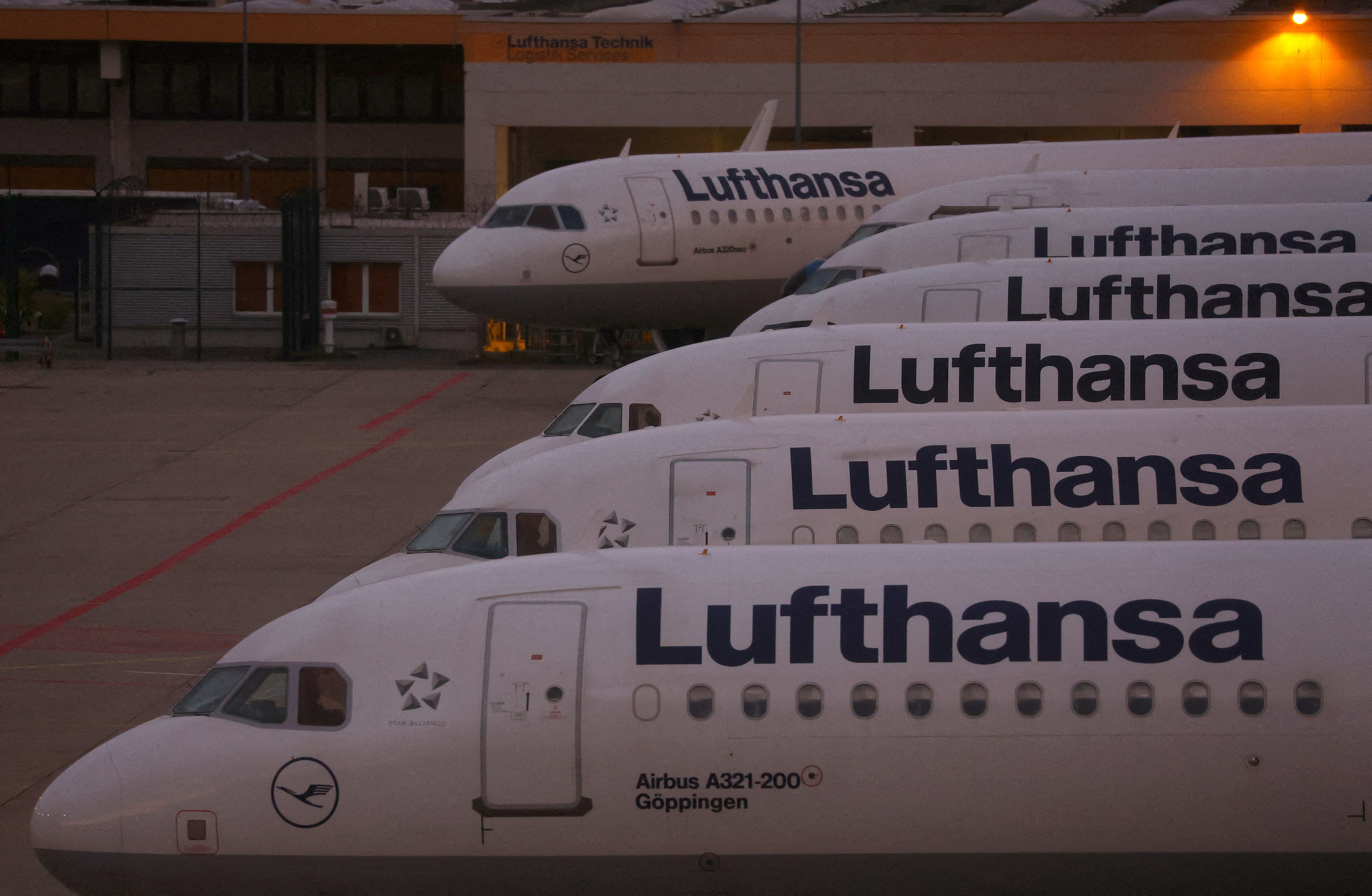 Face à la pénurie de main d'oeuvre dans l'aérien, Lufthansa veut embaucher 20.000 personnes en Europe