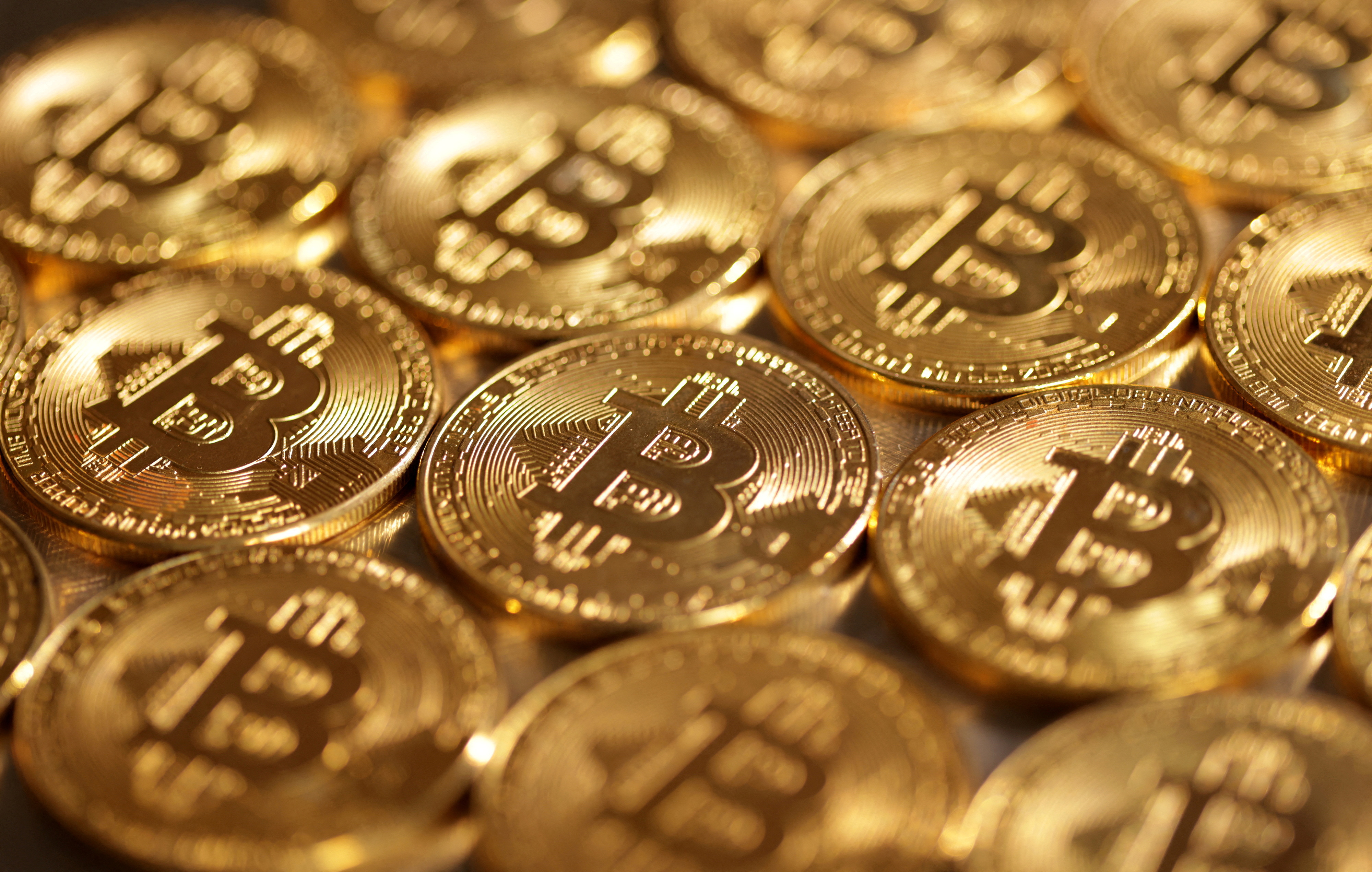 Le bitcoin revient à 31.000 dollars, un sommet en un an