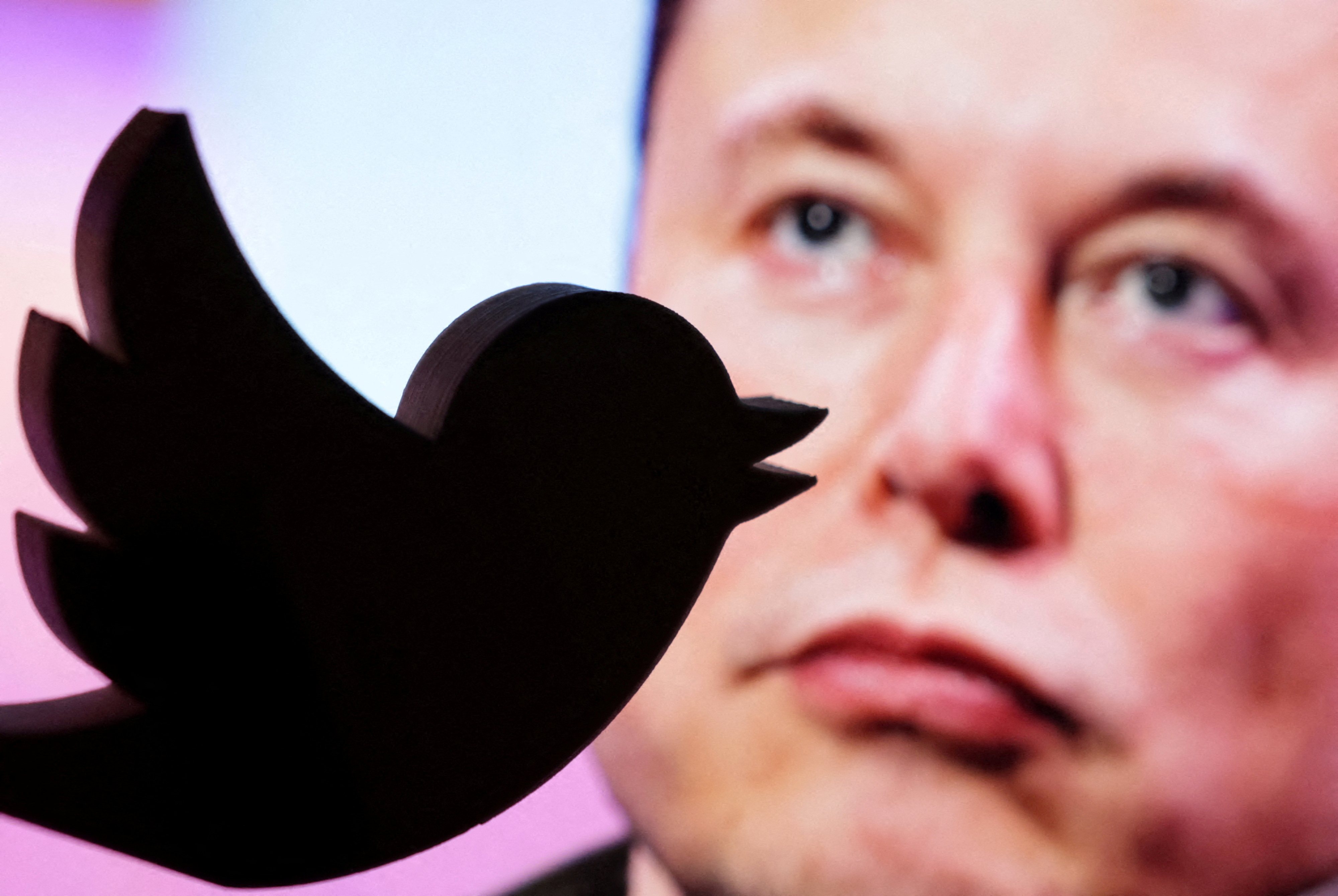 Pourquoi le Twitter d'Elon Musk a-t-il banni plusieurs journalistes et son principal concurrent ?