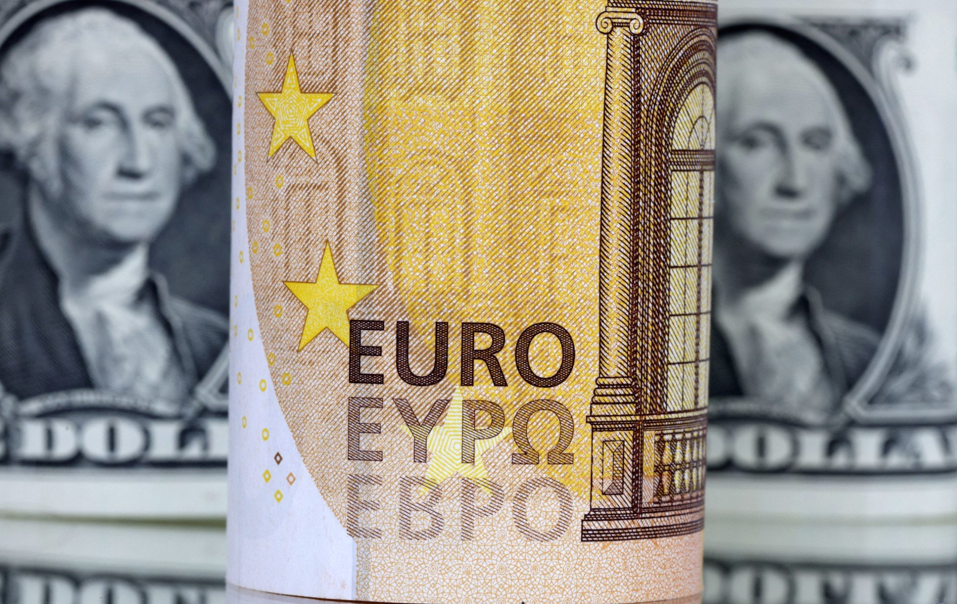 Pourquoi le dollar décolle face à l'euro