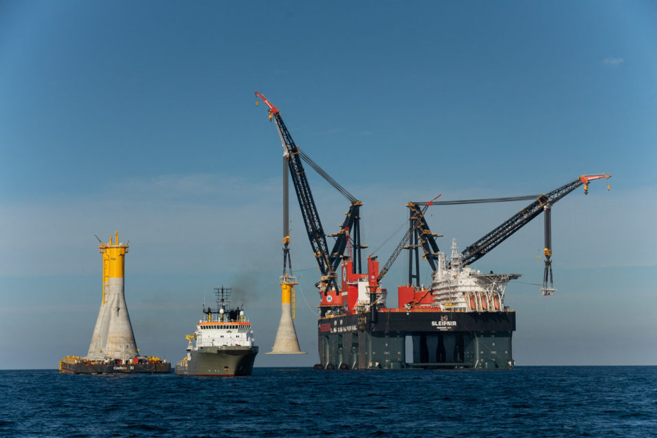 Éoliennes en mer : les navires d'installation manquent à l'appel