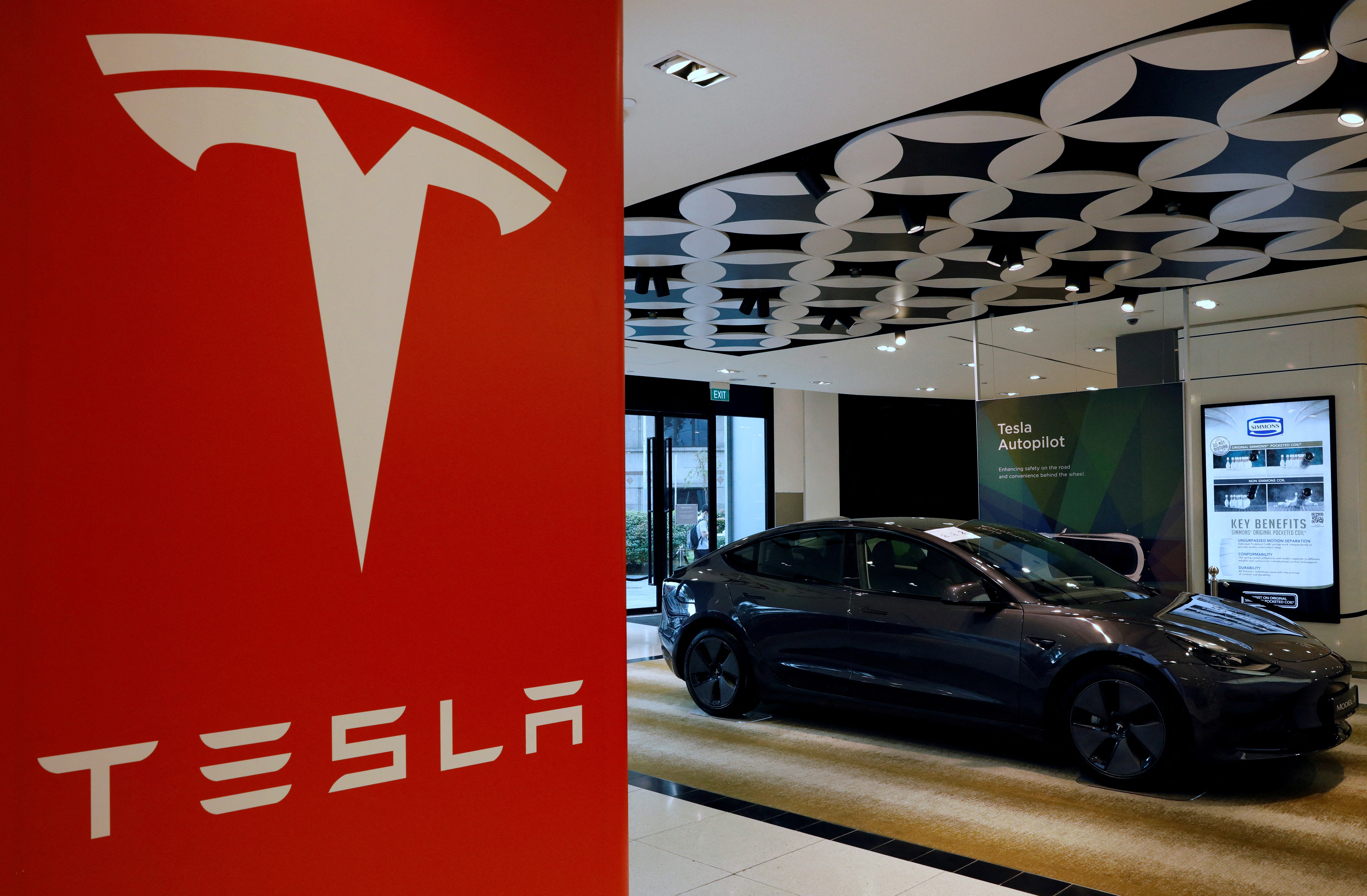 Véhicules électriques: Tesla prévoit de réduire sa production en Chine en janvier