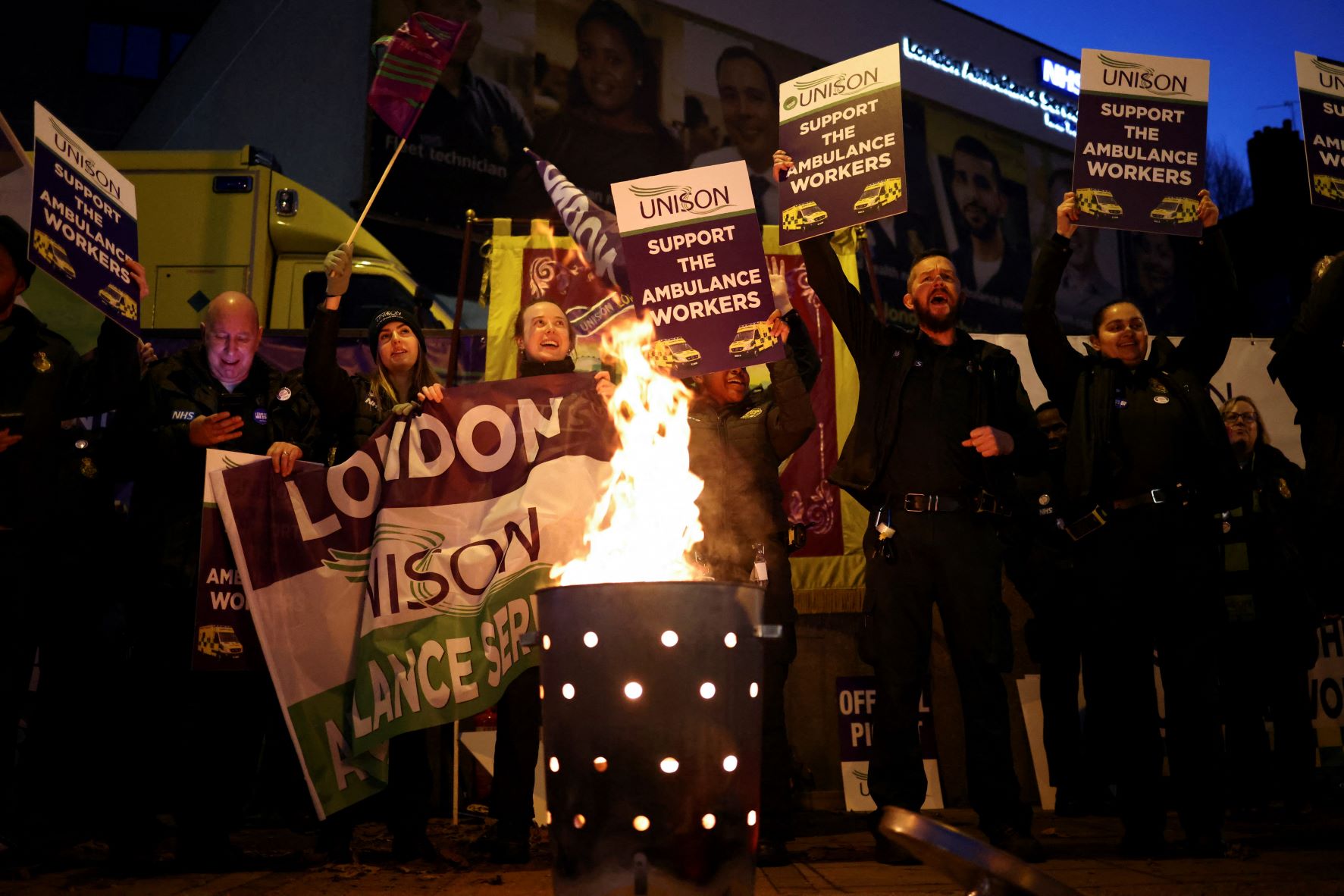 Royaume-Uni: la colère des personnels de santé ne faibllit pas, les grèves s'enchaînent