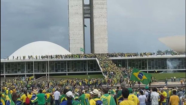 Brésil : les lieux de pouvoir pris d'assaut par des partisans de Bolsonaro, la police a repris le contrôle