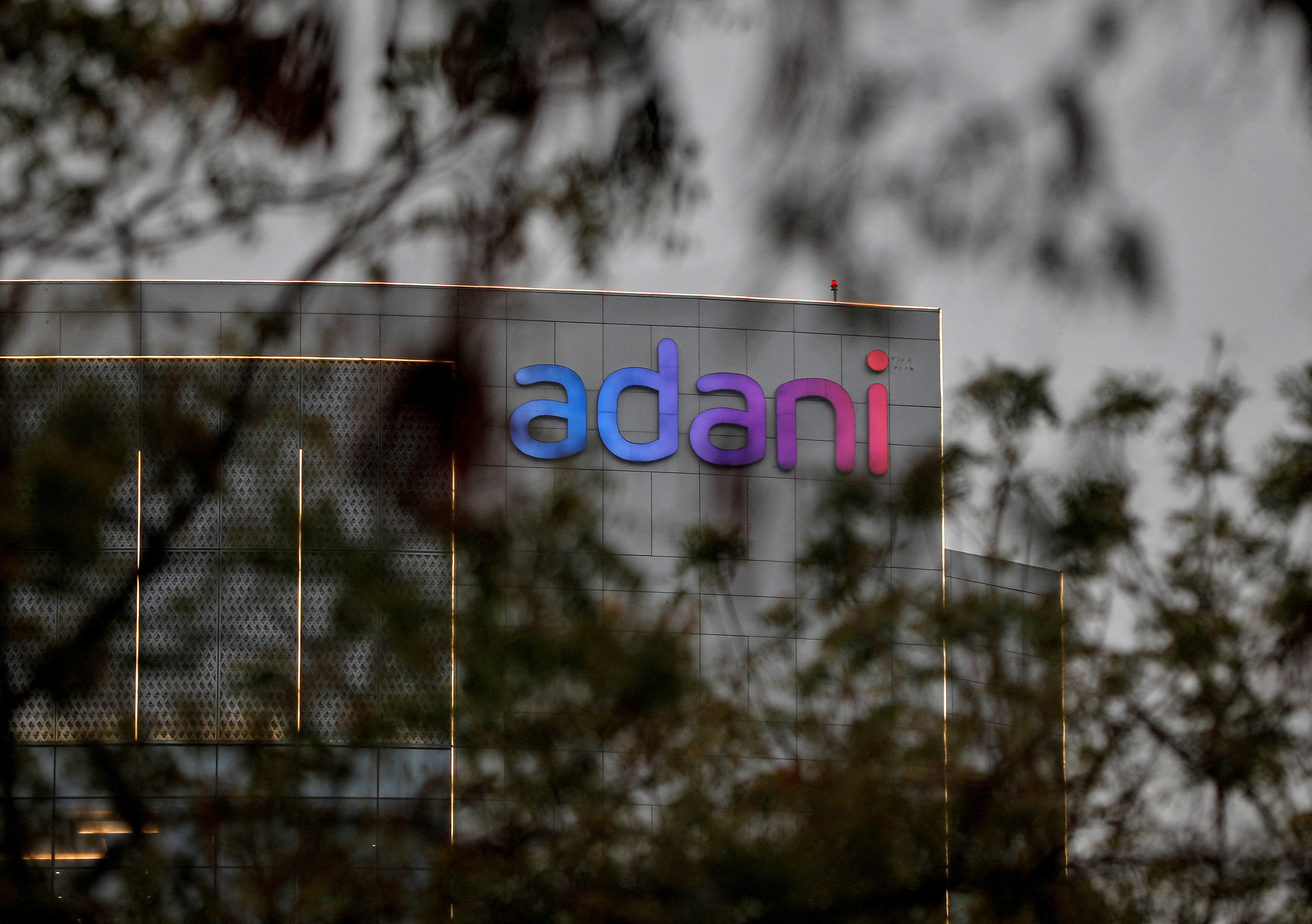 Accusé de fraude fiscale, le conglomérat indien Adani a perdu plus de 100 milliards de dollars en Bourse