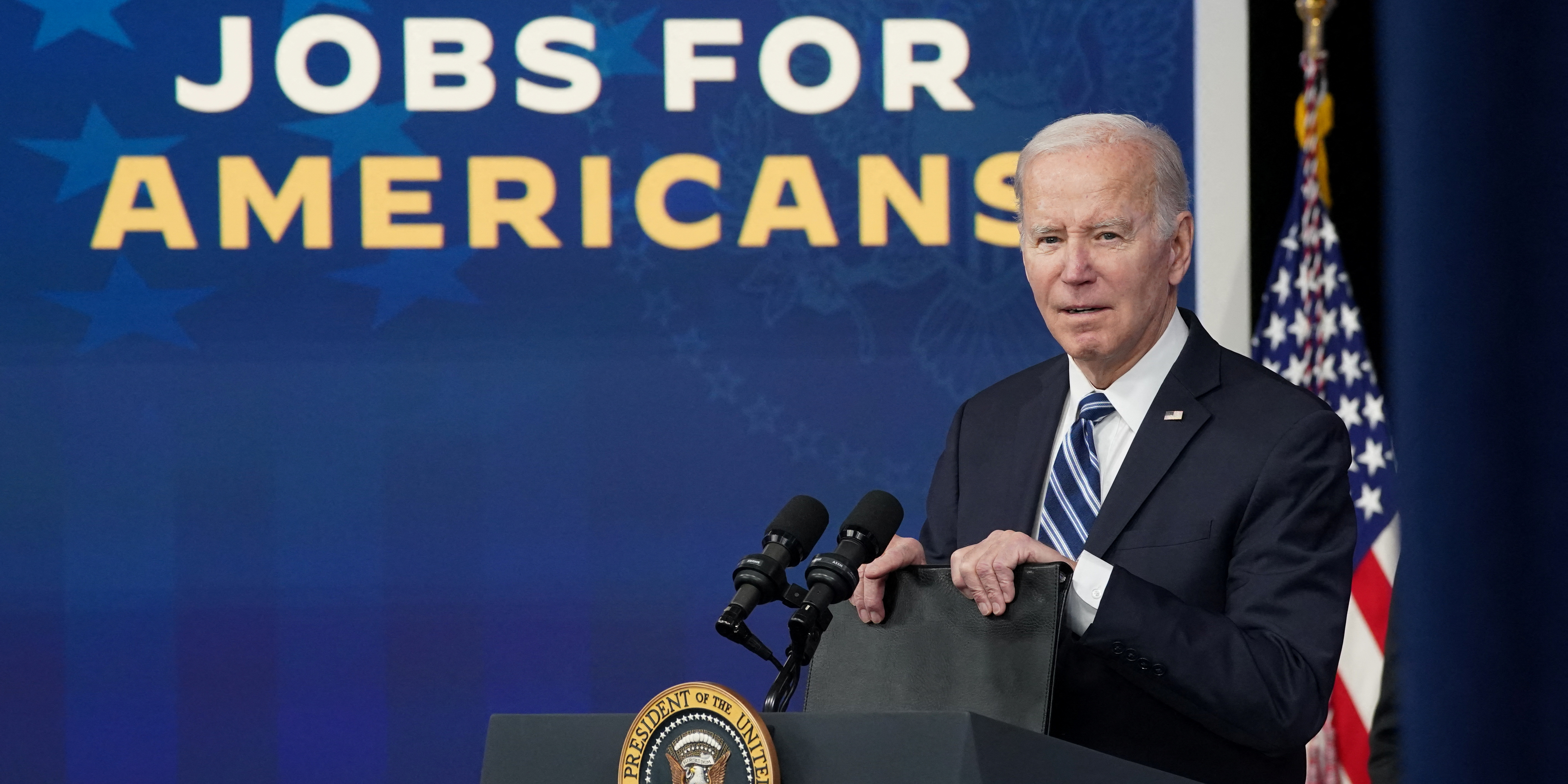 L'emploi bondit aux États-Unis en janvier, Joe Biden triomphe