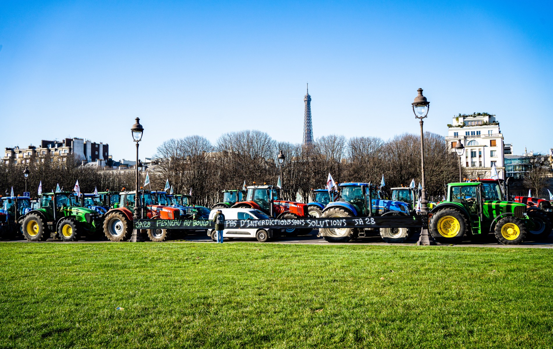 A Nîmes, Lyon ou Clermont-Ferrand, des agriculteurs manifestent pour pouvoir vivre « décemment »