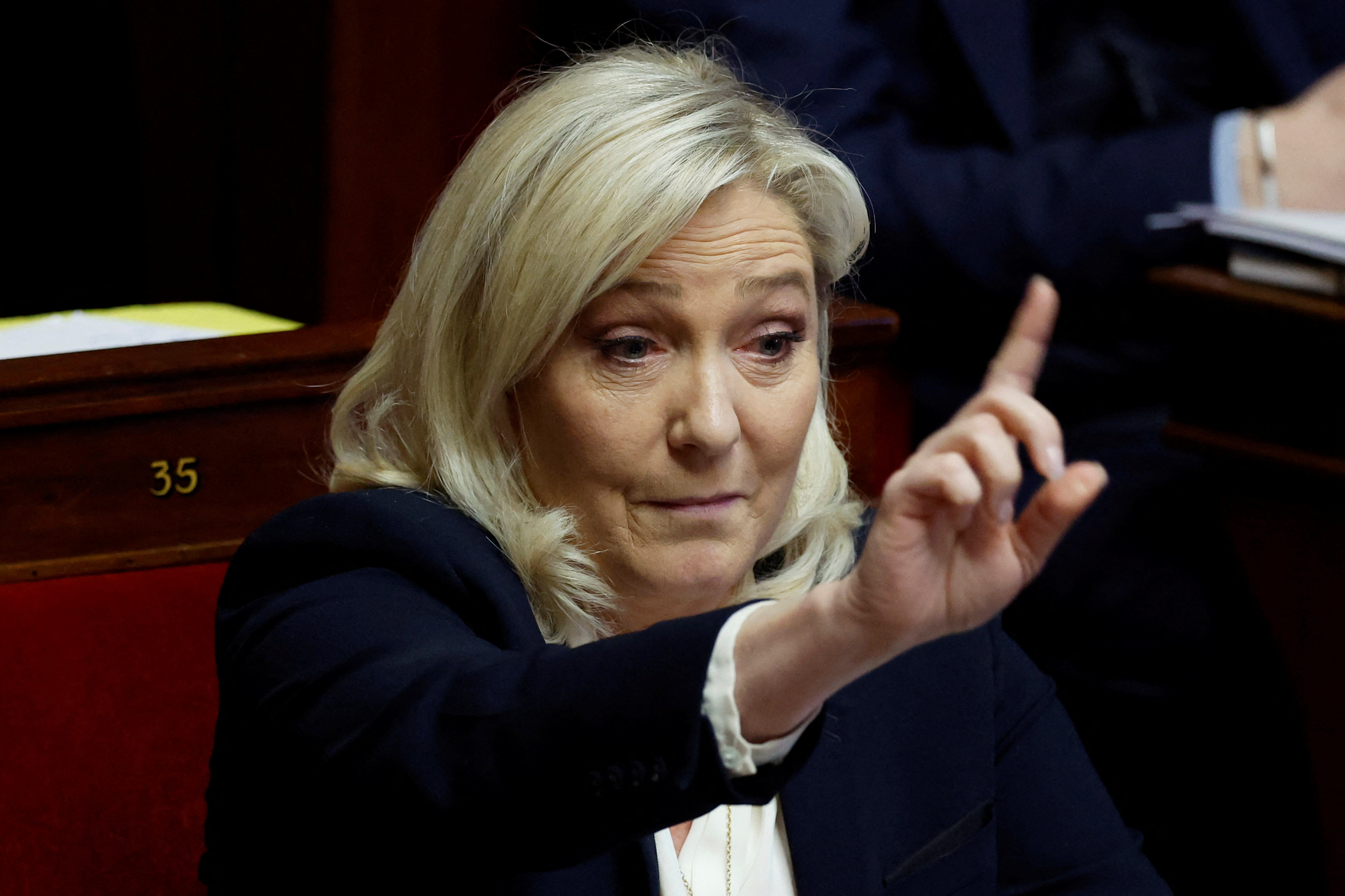 Marine Le Pen, reine au royaume d'Astérix