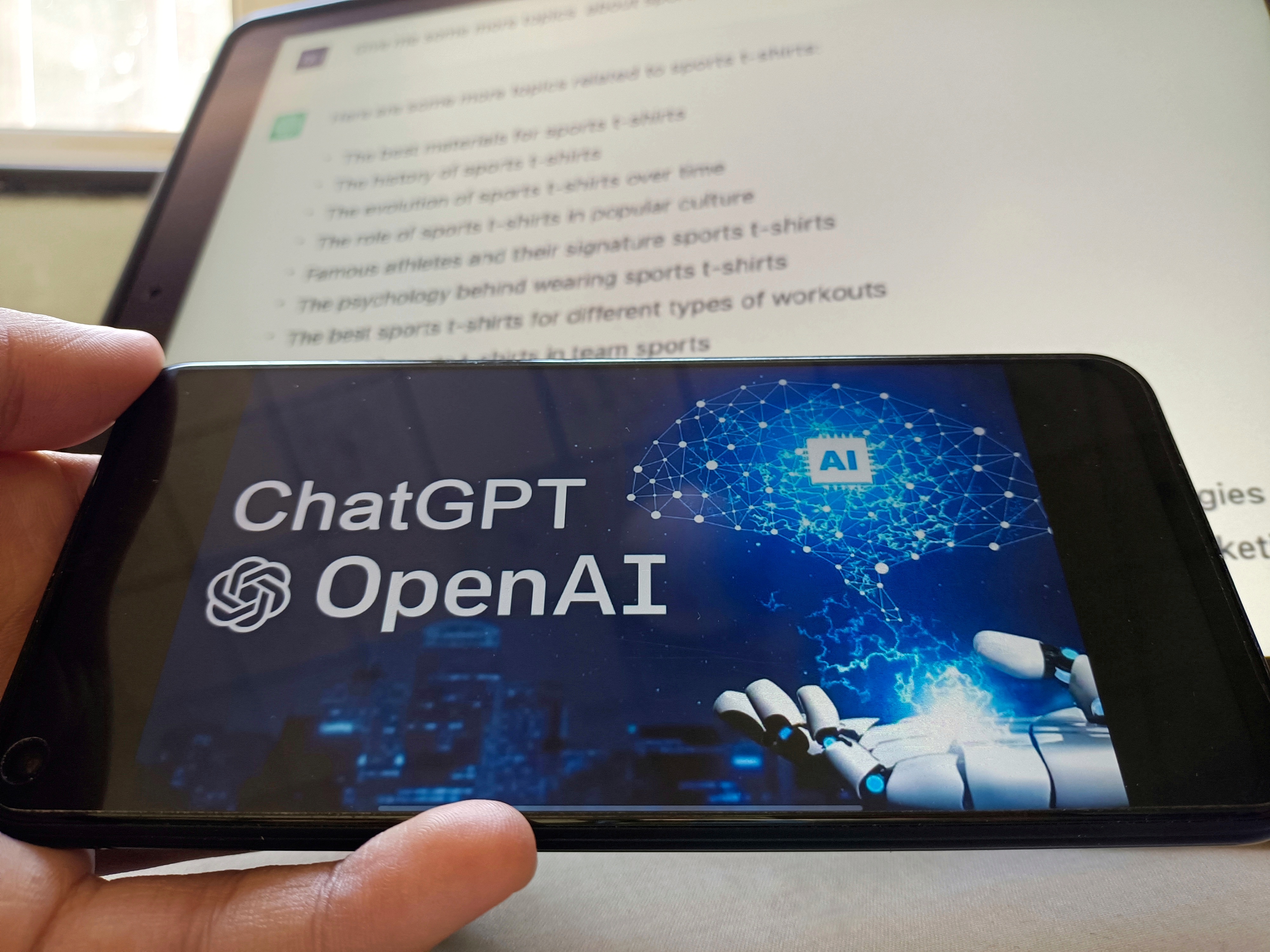 Comment OpenAI essaie de convertir le phénomène ChatGPT en business