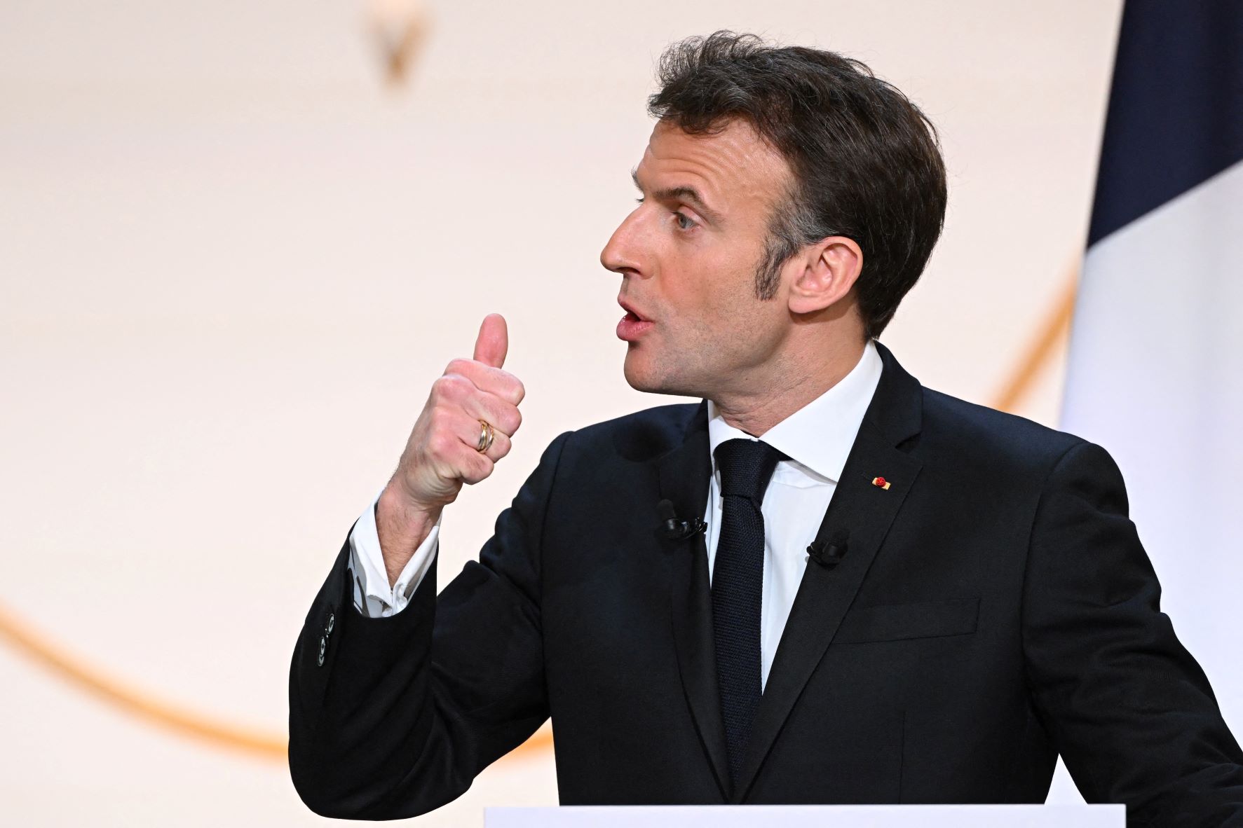 Réforme des retraites : Emmanuel Macron veut « une contribution exceptionnelle » sur « les profits exceptionnels » de certaines entreprises