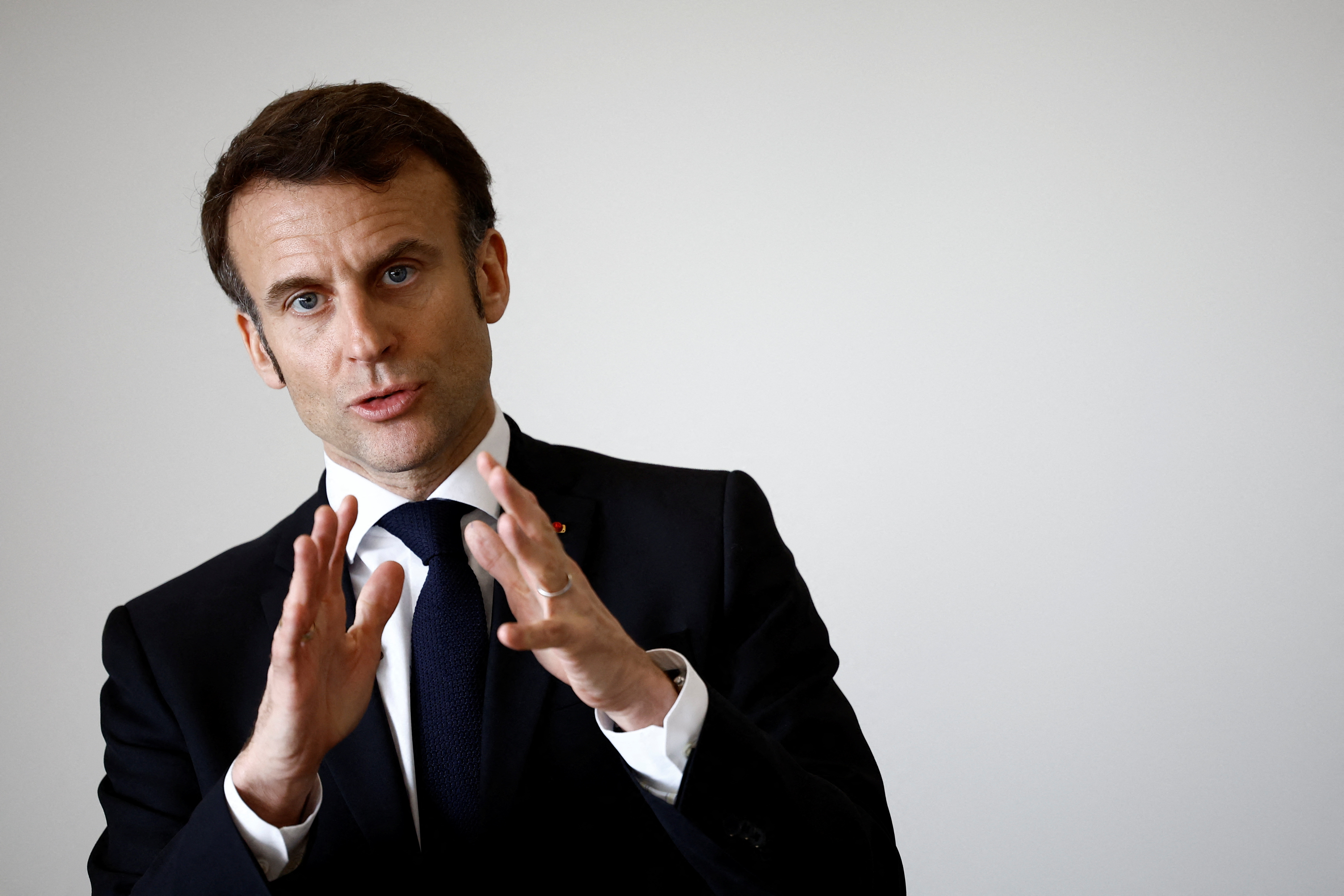 Emmanuel Macron tente de reprendre la main dans un contexte social explosif