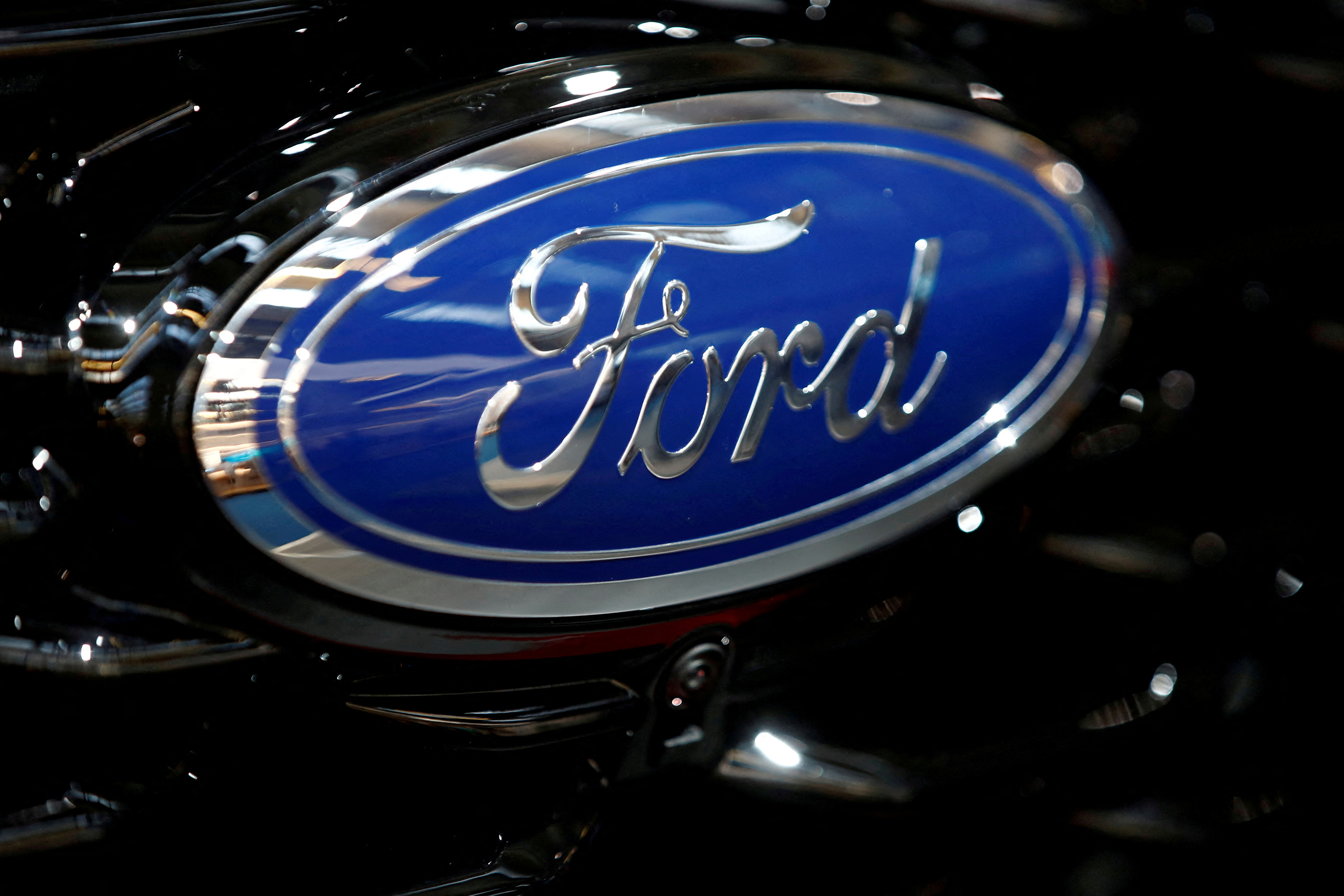 Etats-Unis : Ford suspend des travaux de construction d'une usine de batteries