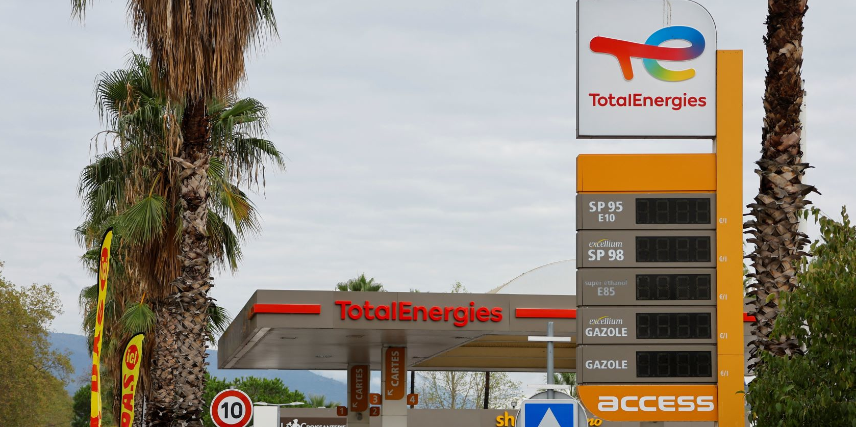 TotalEnergies va céder 1.600 stations-services en Allemagne et aux Pays-Bas à Couche-Tard