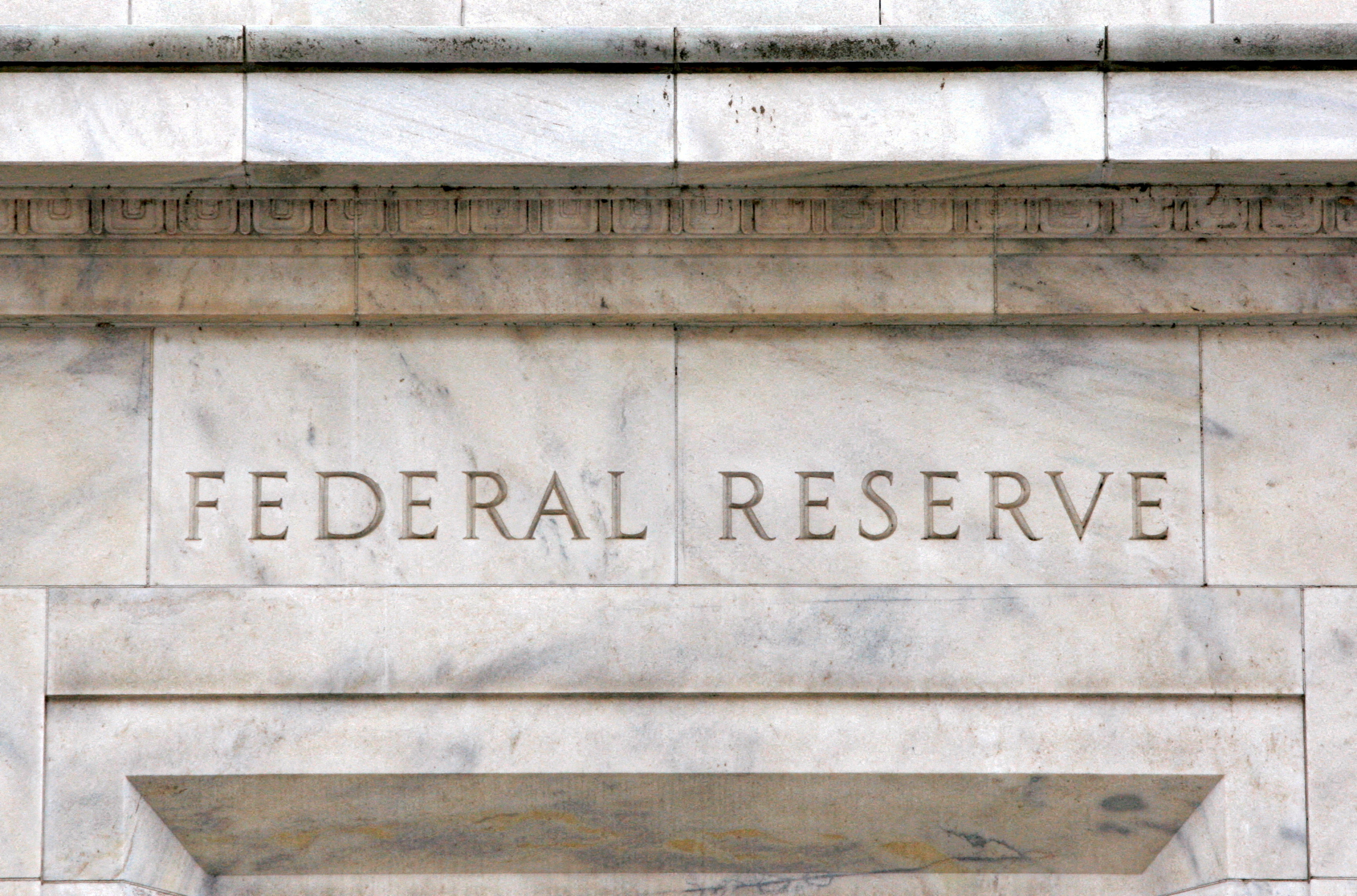 Malgré la crise bancaire, il faut continuer à relever les taux d'intérêt, plaide un responsable de la Fed