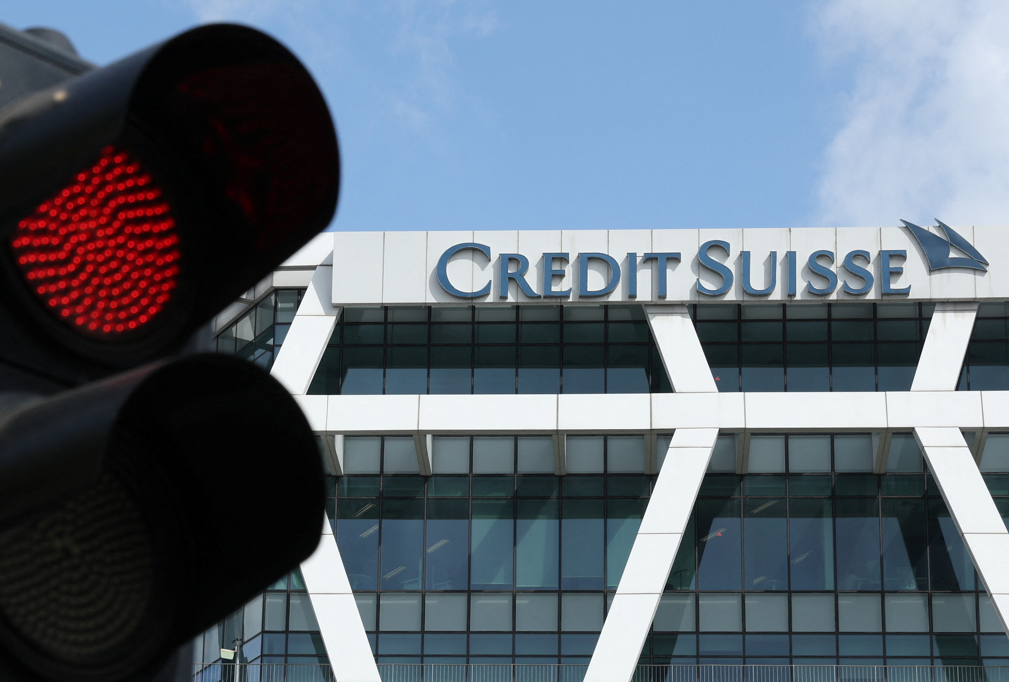 Rachat de Credit Suisse : les Bourses européennes sceptiques, la banque helvétique dégringole