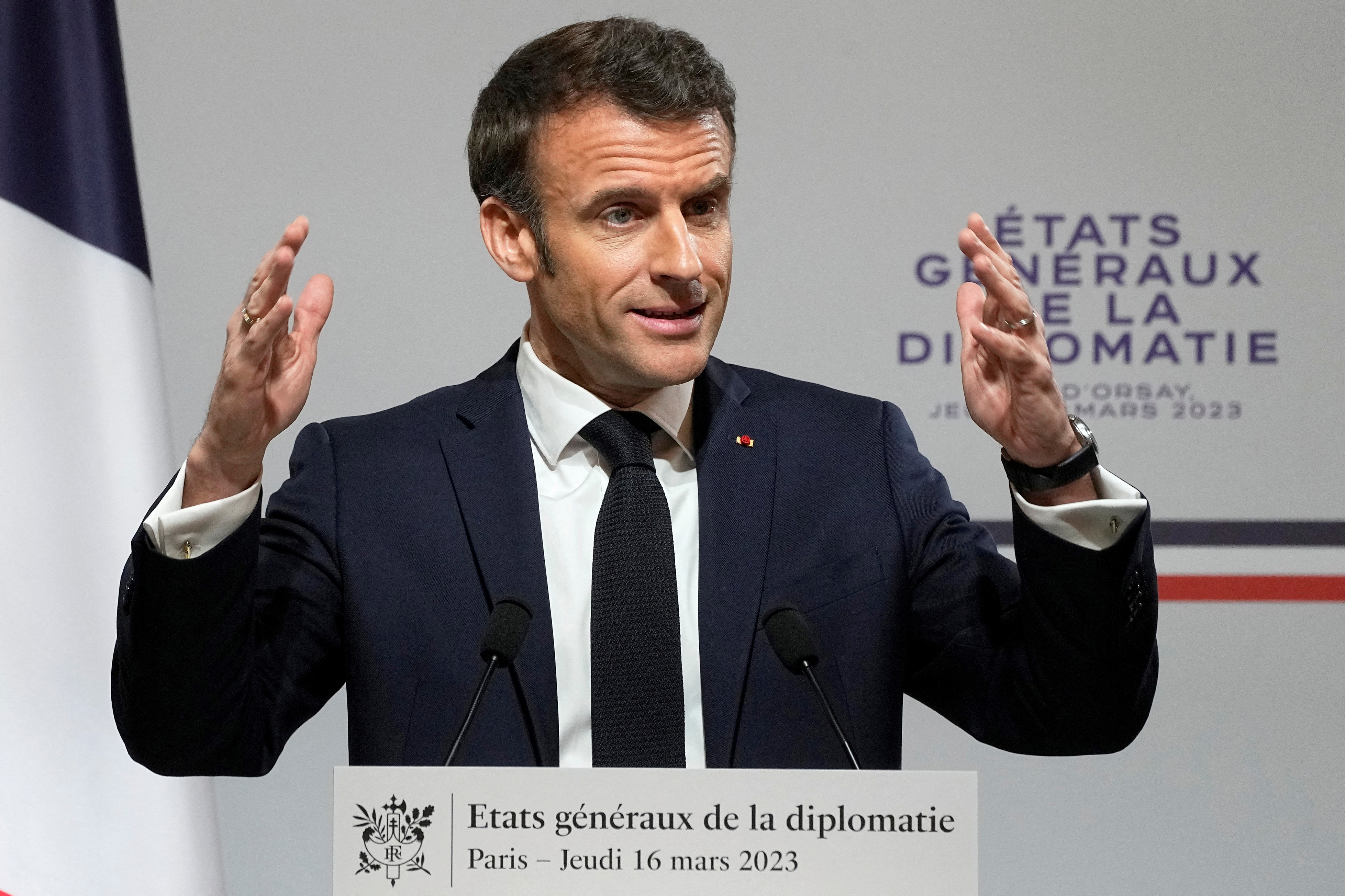 Retraites : « Nous ne céderons rien à cette violence (...) nous continuons à avancer » (Emmanuel Macron)