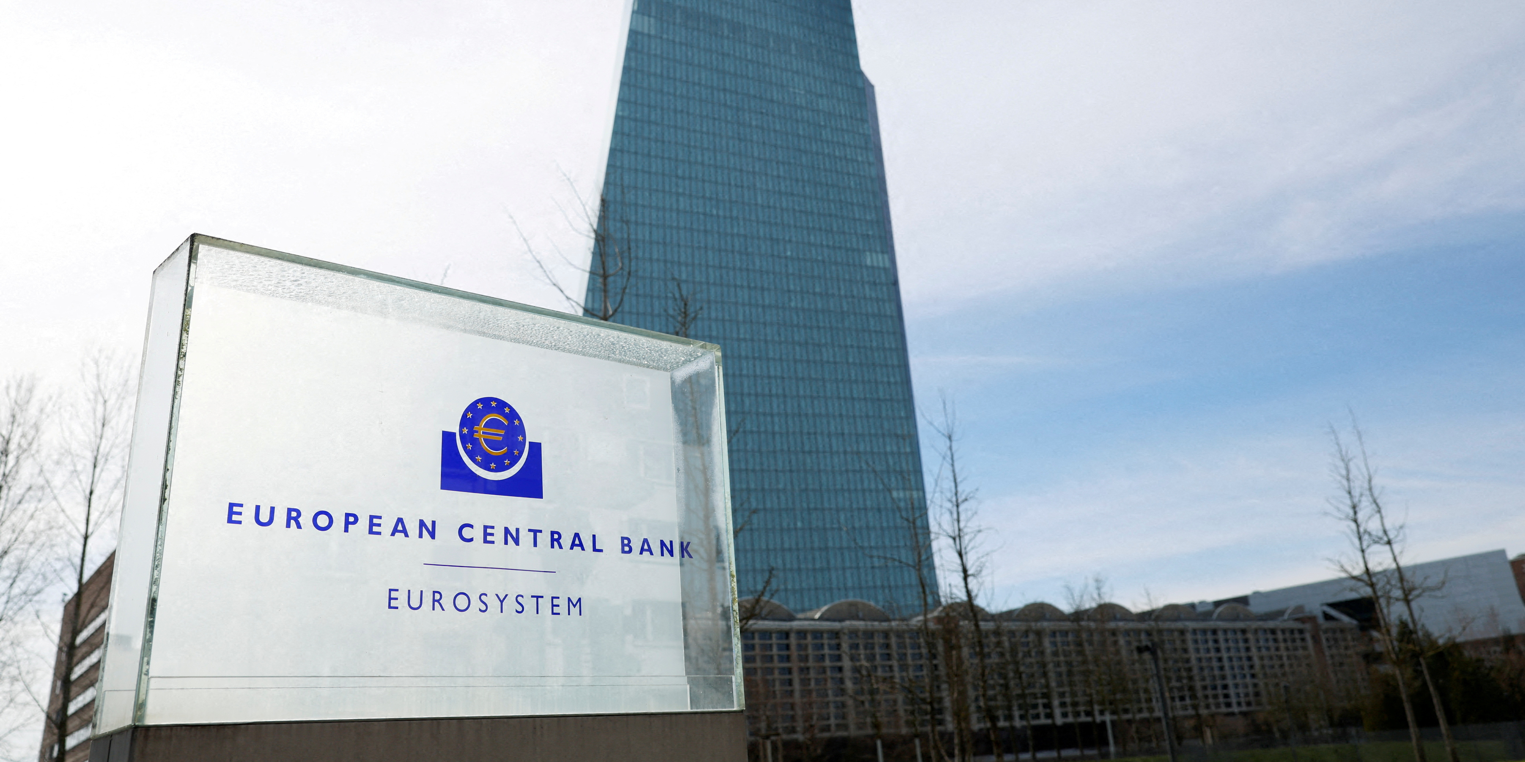 Zone euro: la hausse des taux pèse encore sur les crédits au secteur privé
