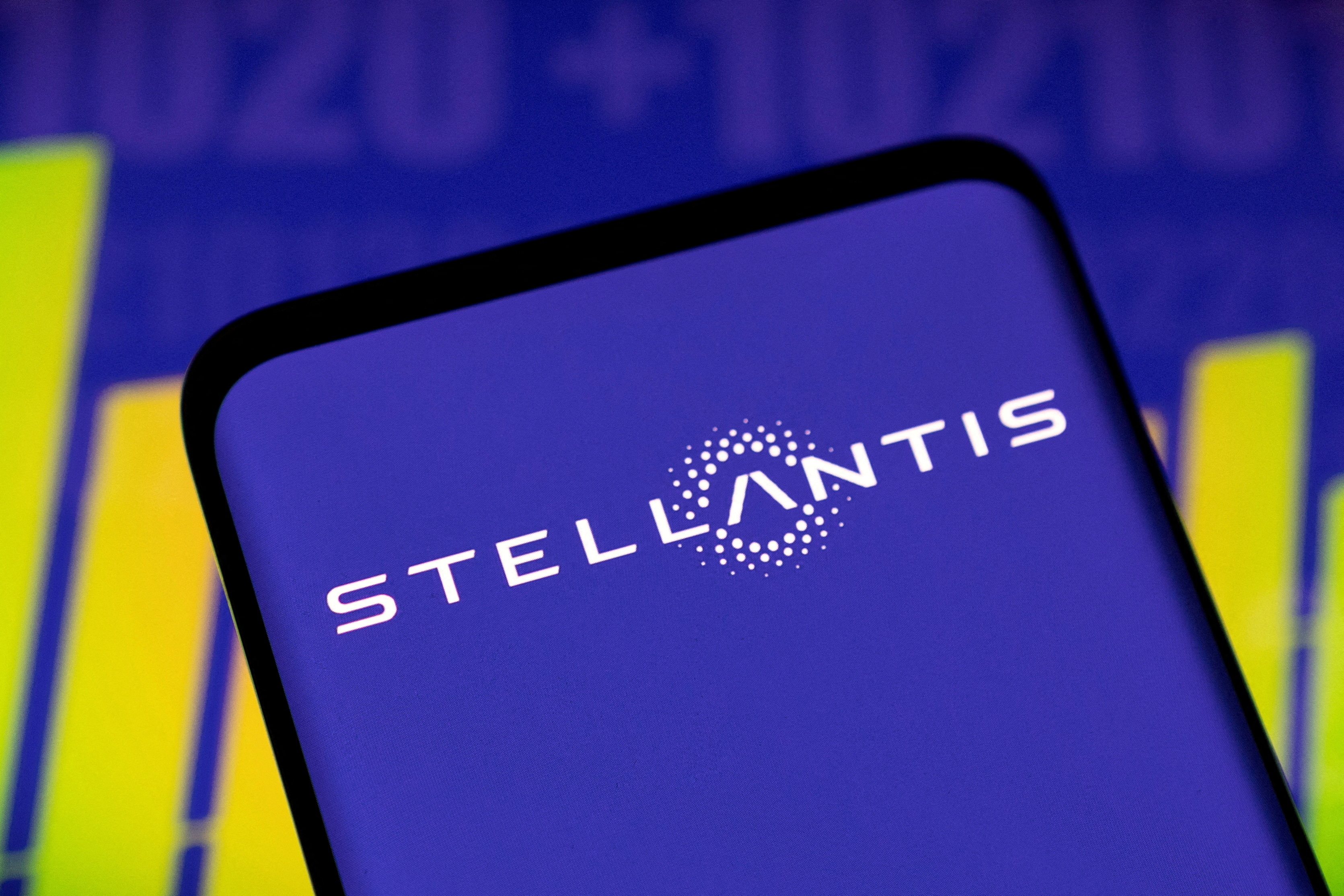 Automobile : après des rumeurs, Stellantis dément tout projet de fusion, notamment avec Renault