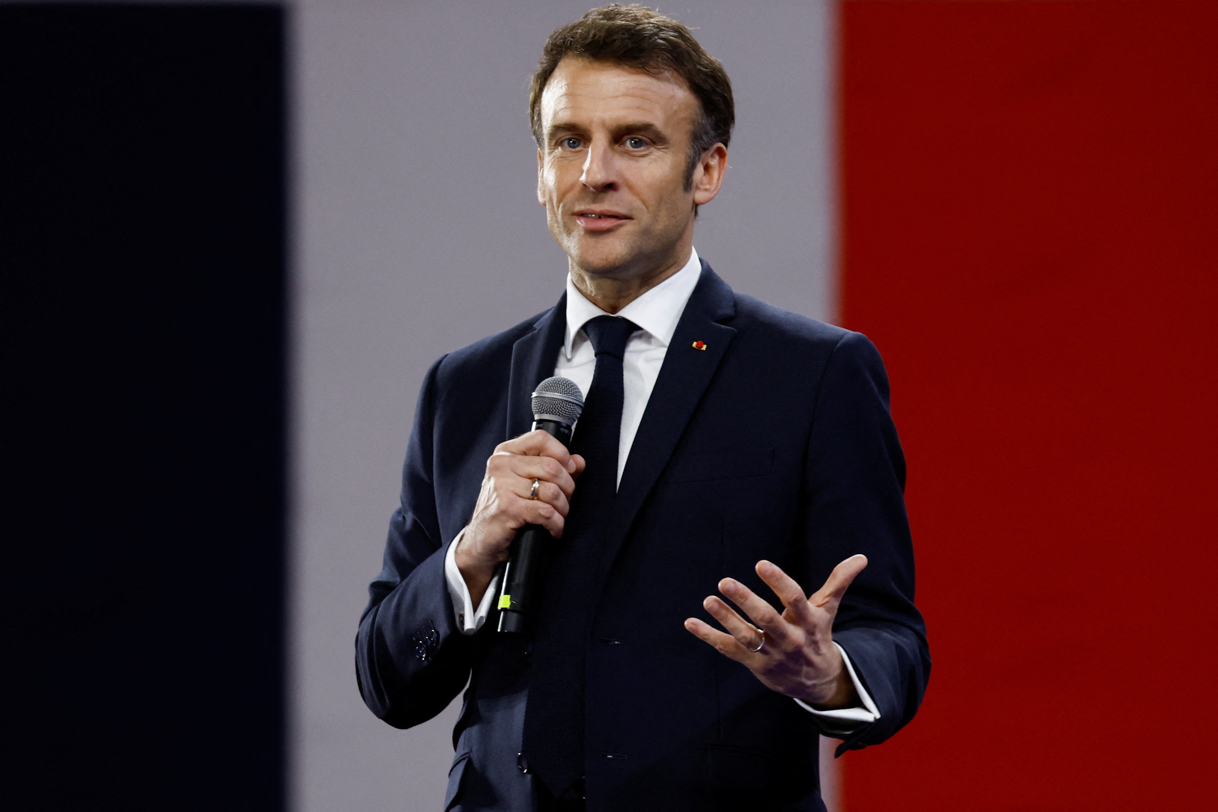 Retraites : Macron va tenter de rebondir, les syndicats préparent le 1er mai