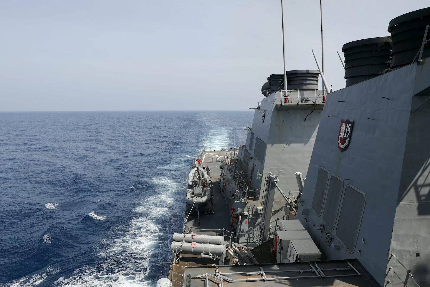 Attaques des Houthis en mer Rouge : les Etats-Unis lancent une opération navale multinationale pour protéger le transport maritime