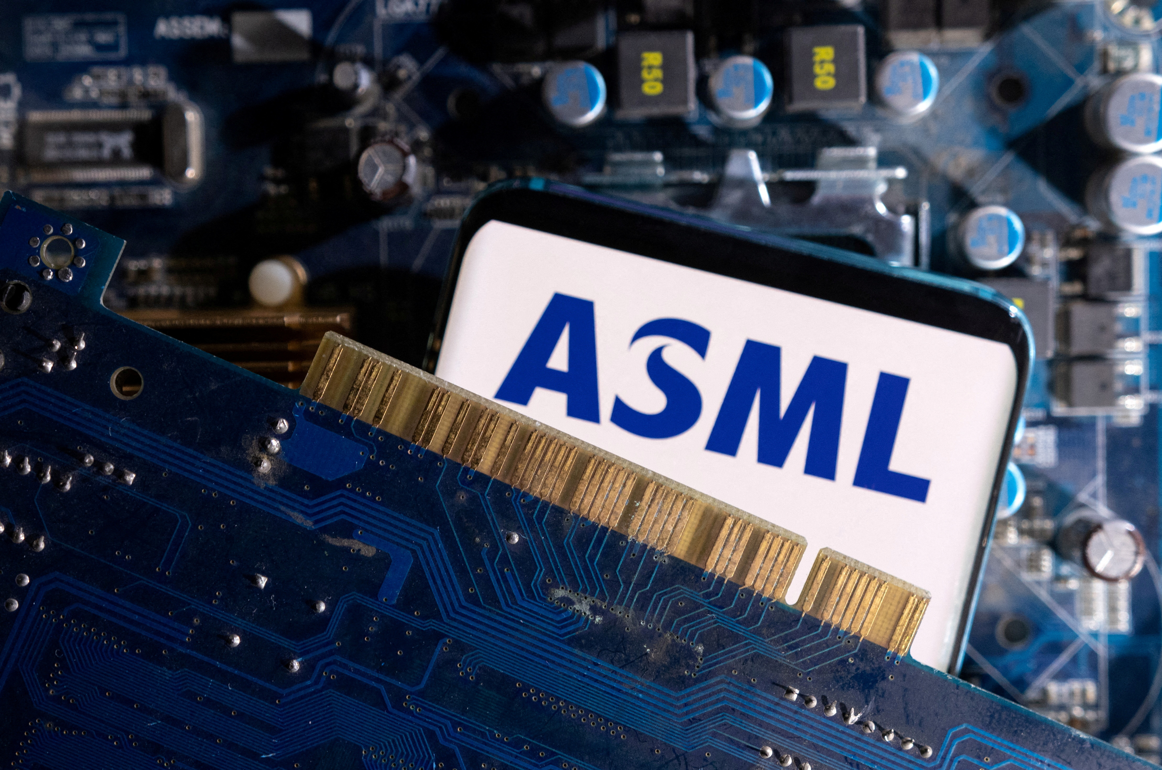 Semi-conducteurs : le fabricant européen ASML interdit de vendre certaines machines indispensables à la Chine