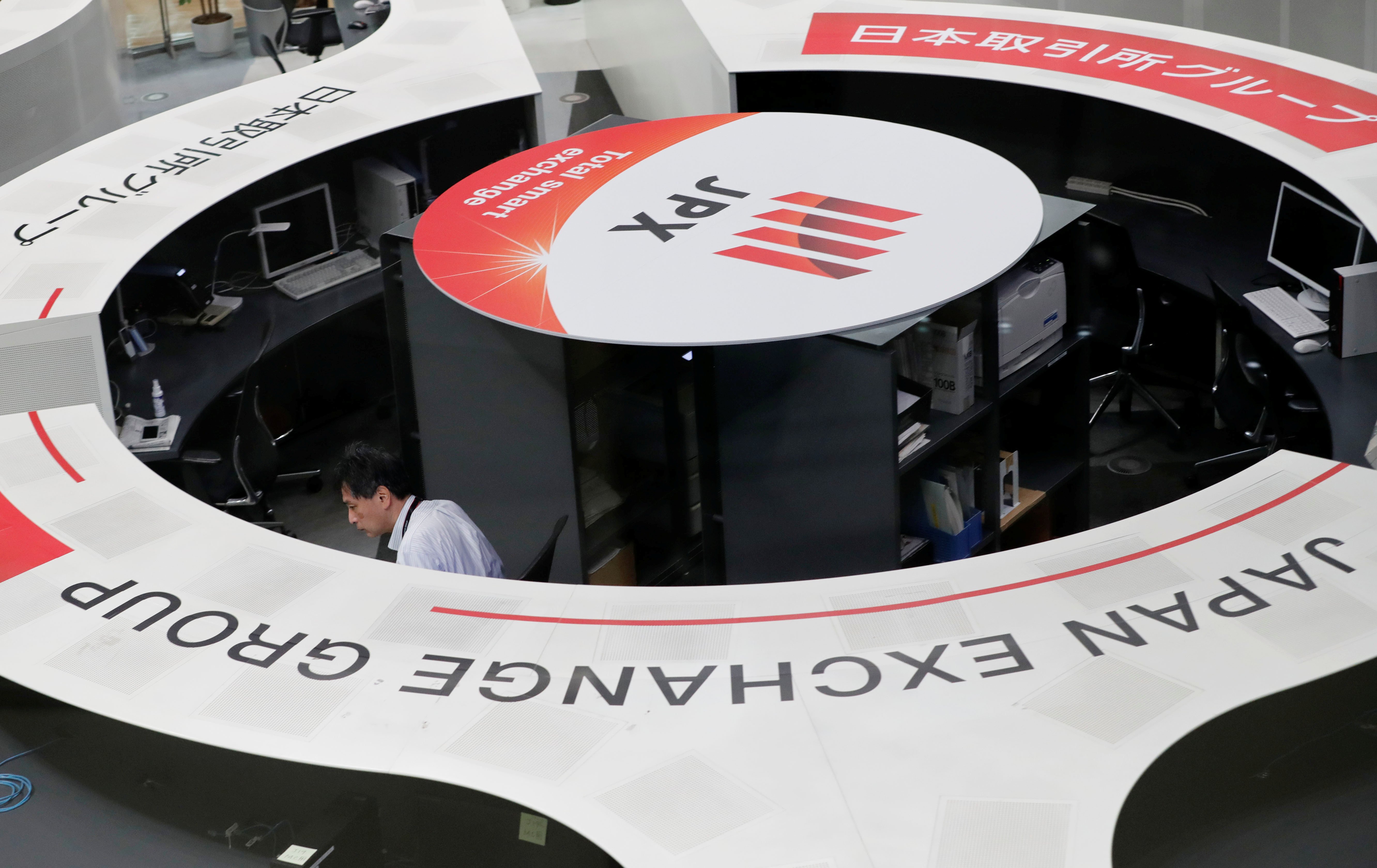 Les Bourses mondiales ouvrent la semaine sous une note hésitante