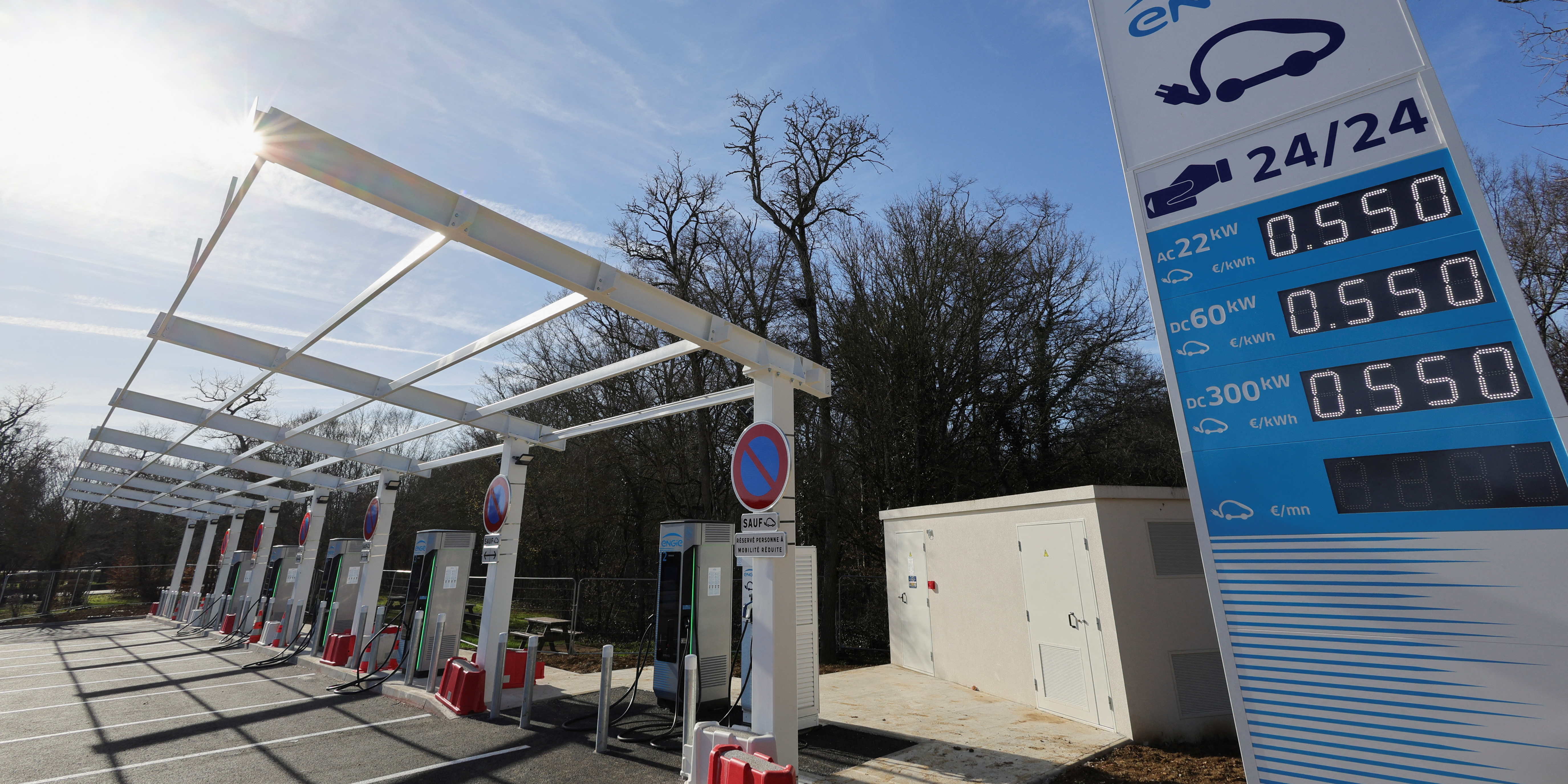 À Paris, Total frappe un grand coup dans les bornes de recharge pour véhicules  électriques