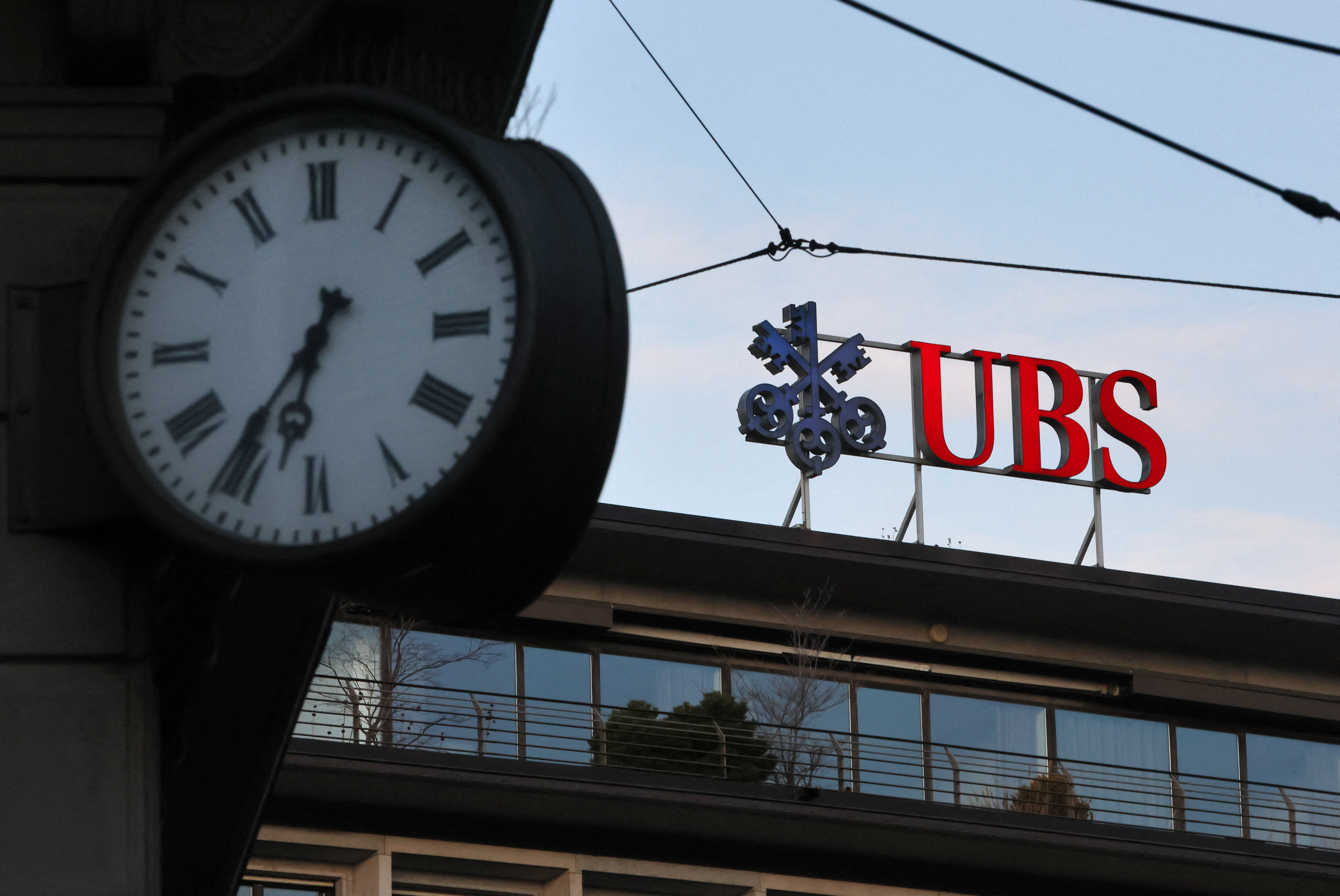 Après le rachat de Credit Suisse, UBS va tailler ses effectifs à la hache : 35.000 emplois supprimés