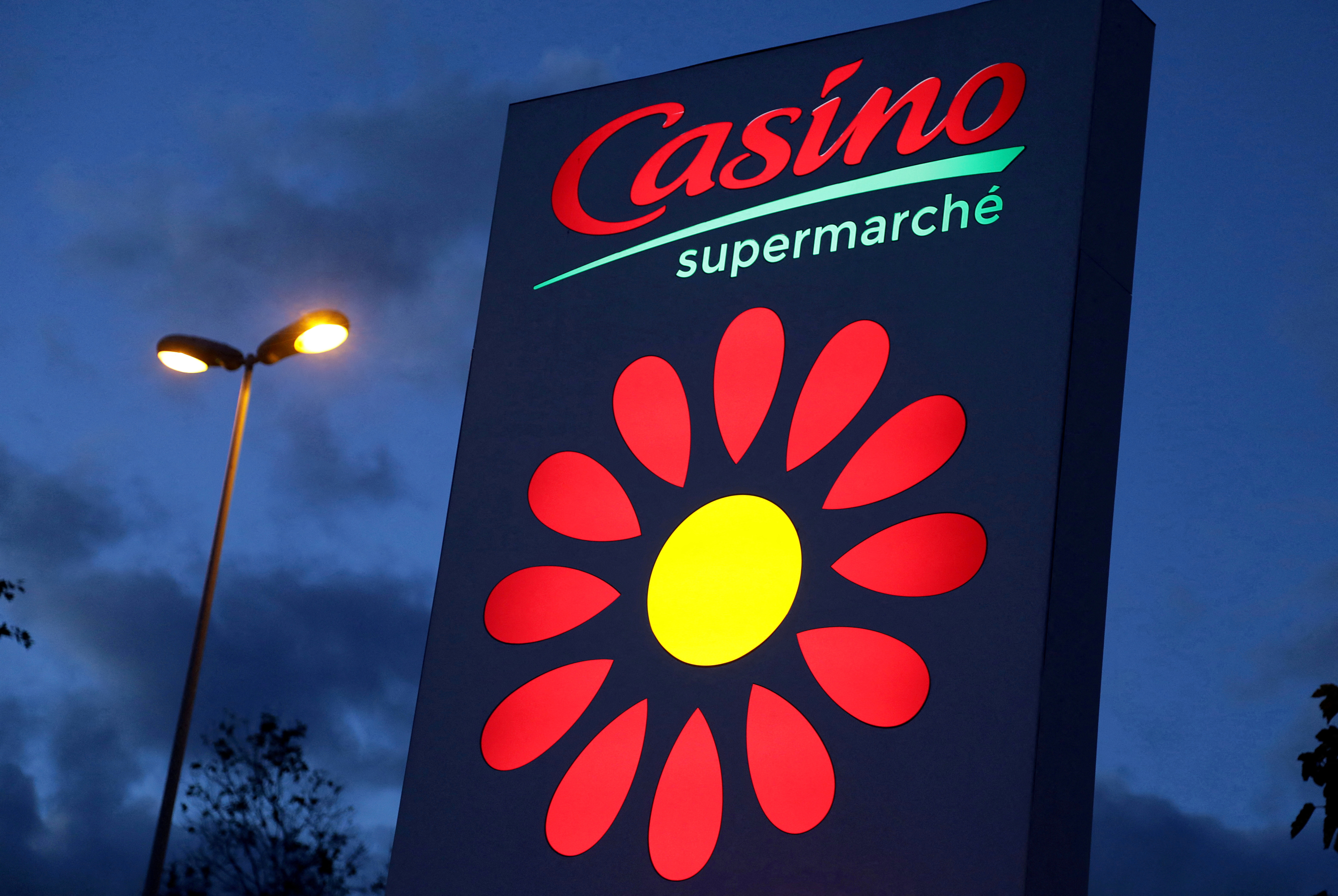 Conciliation ouverte avec les créanciers, vente de magasins à Intermarché : le sauvetage de Casino est lancé