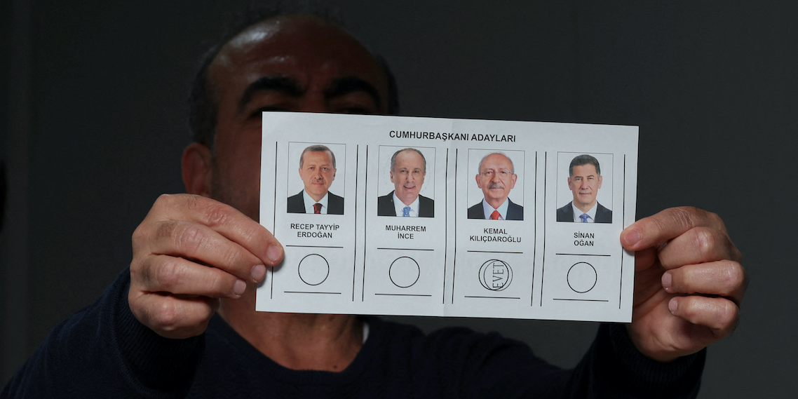 Elections en Turquie: Erdogan revendique la victoire, son adversaire affirme être en tête