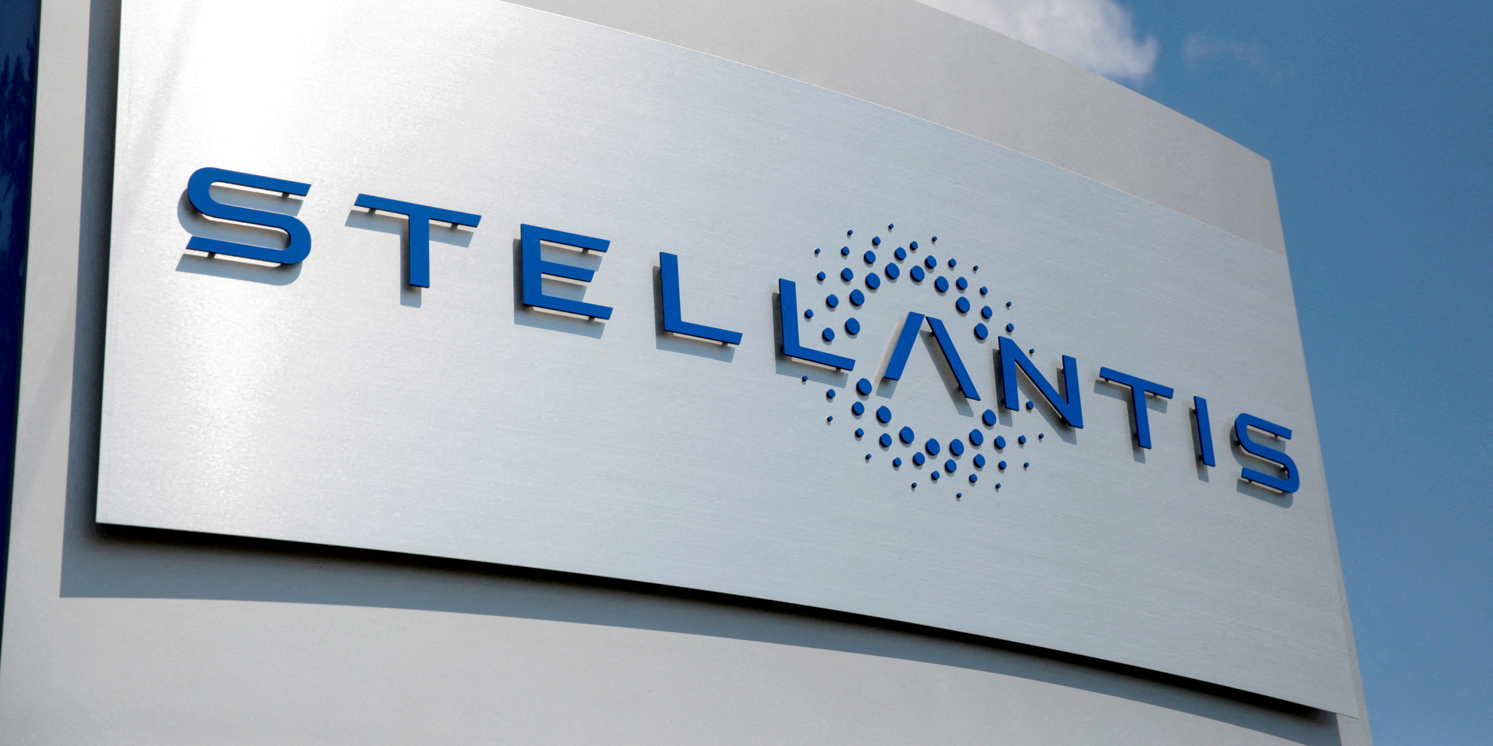Batteries électriques : Stellantis stoppe la construction de son usine au Canada