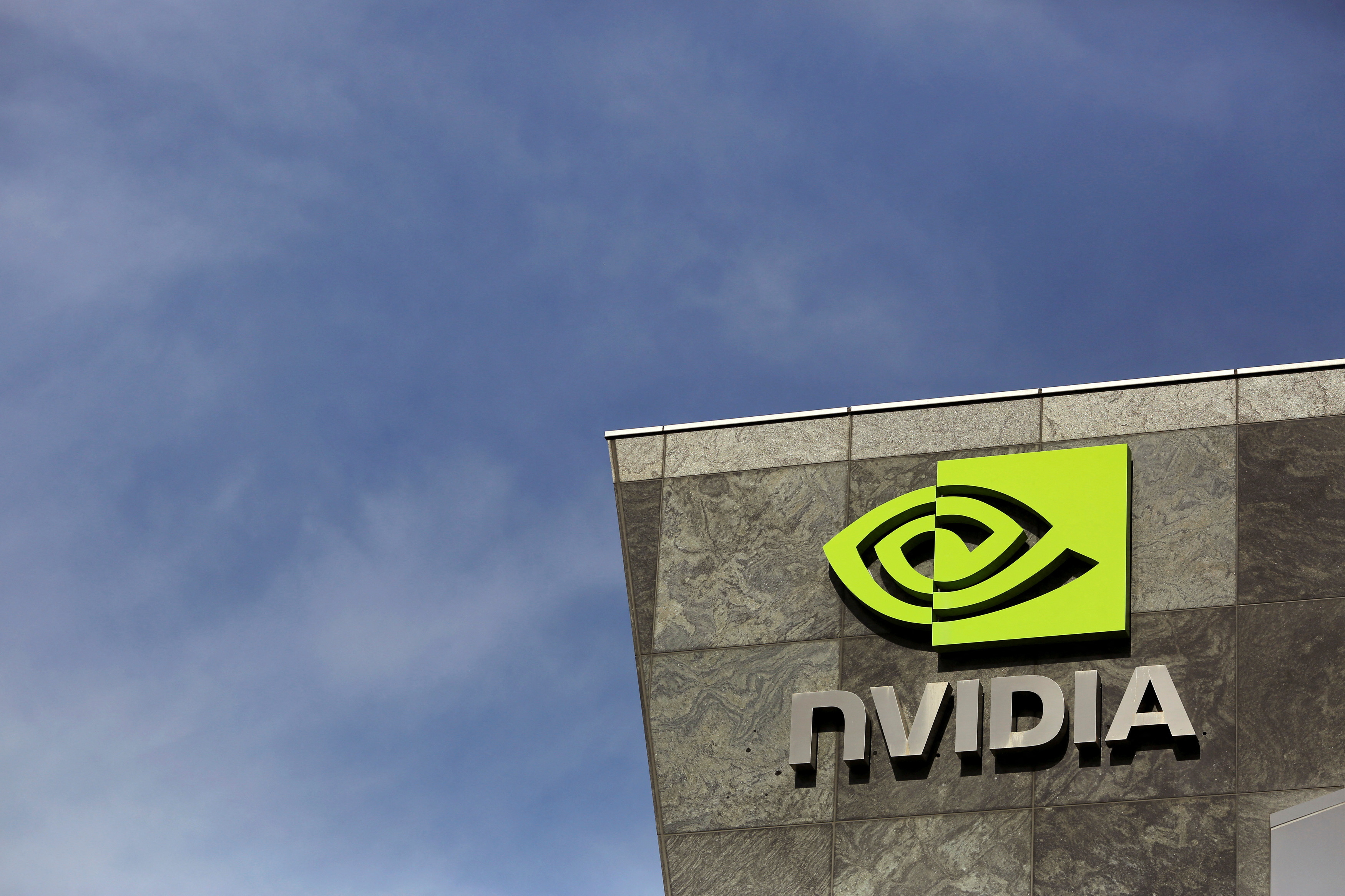 Grâce à l'IA, Nvidia passe la barre des 1000 milliards de dollars de valorisation à Wall Street