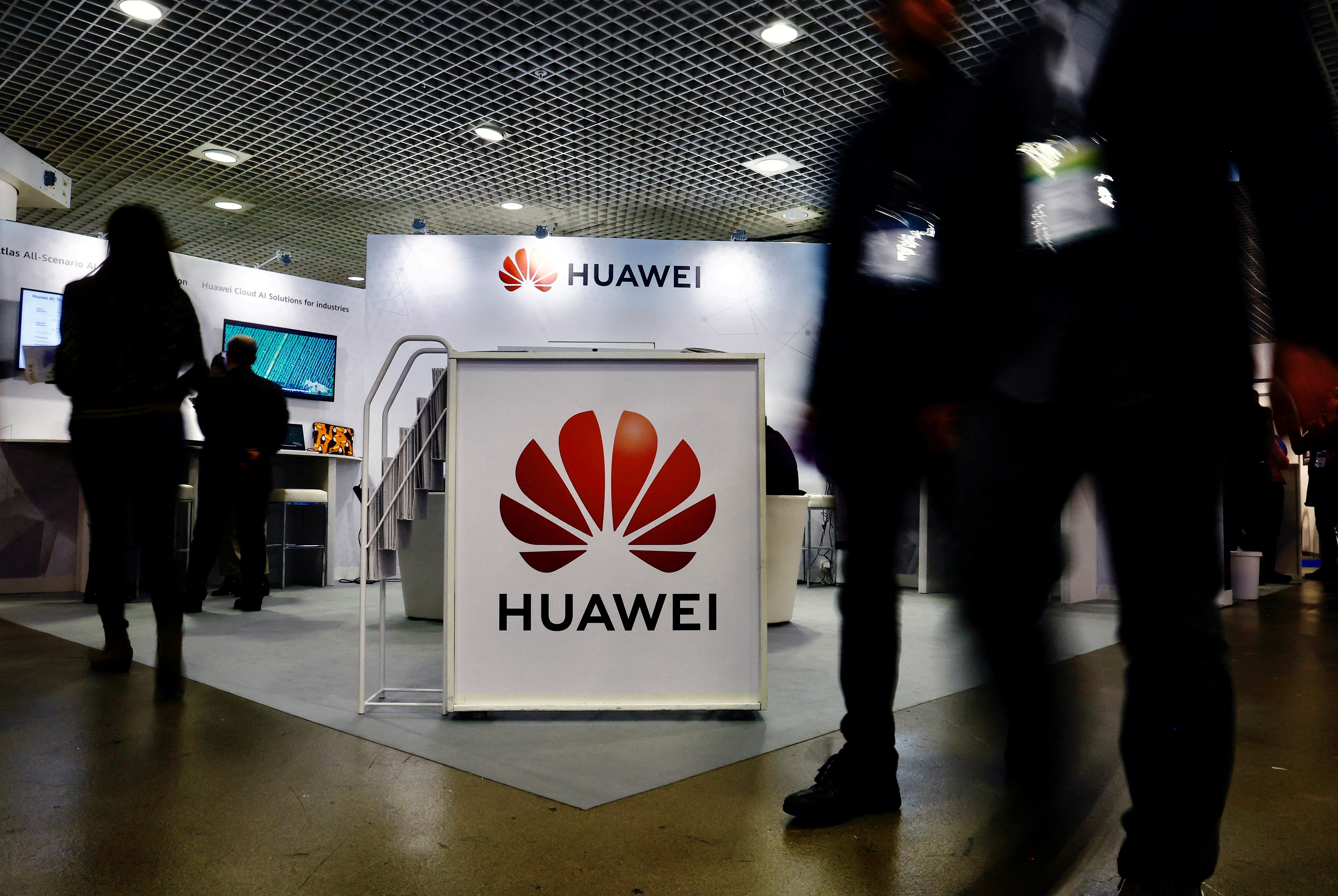 Huawei perquisitionné en France, le groupe se défend de toute infraction