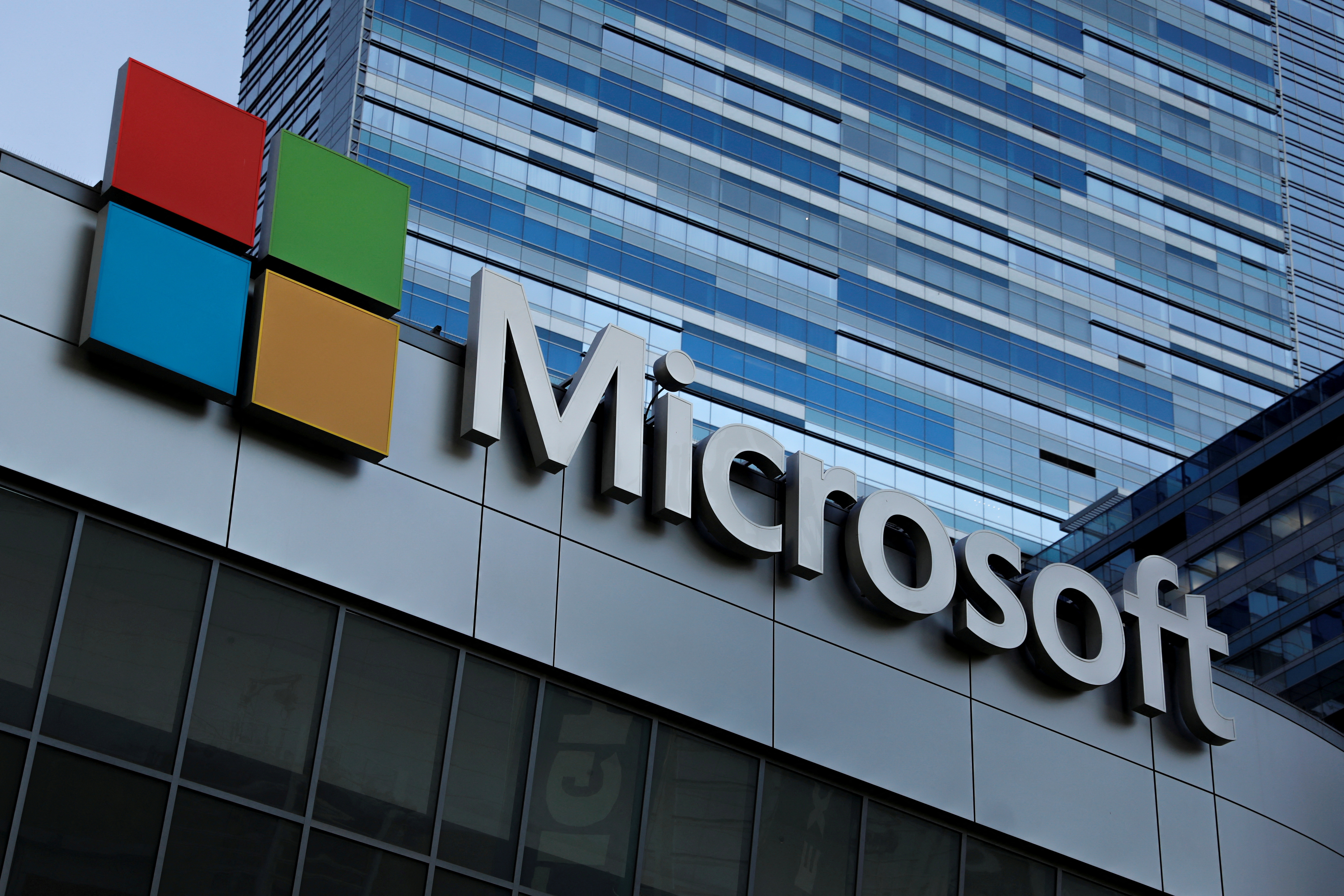 ChatGPT : après la crise chez OpenAI, Microsoft met un pied dans le conseil d'administration de la startup